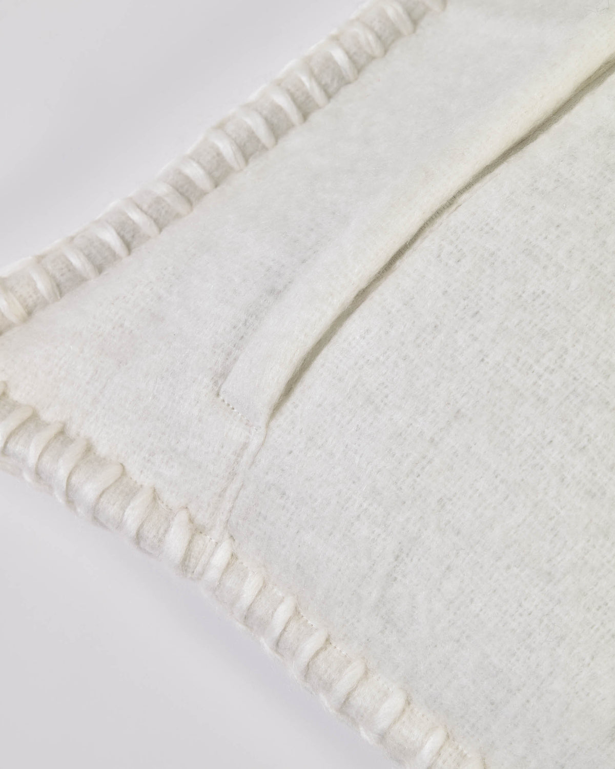 Augustina Bezug weiss 45 x 45 cm in Weiss präsentiert im Onlineshop von KAQTU Design AG. Deko Kissenbezug ist von Kave Home