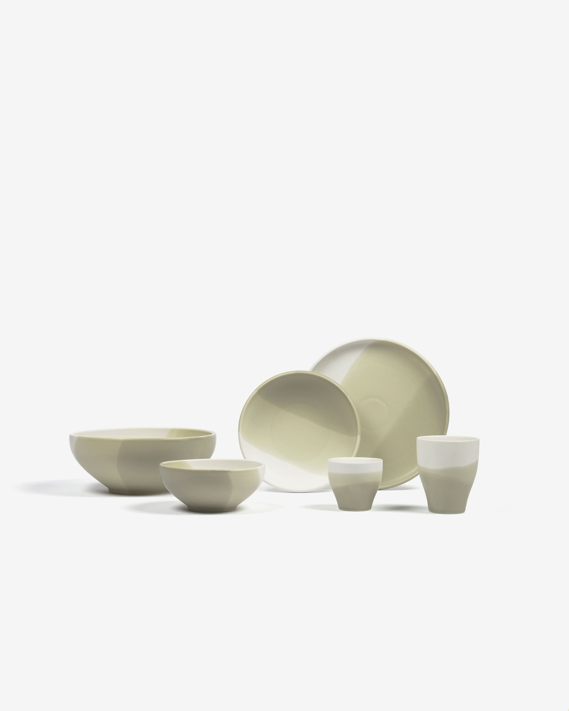 Die Sayuri Schale von Kave Home besticht durch ihr elegantes Design in Grün und Weiss, kombiniert mit edlem Porzellan und Holzdetails.