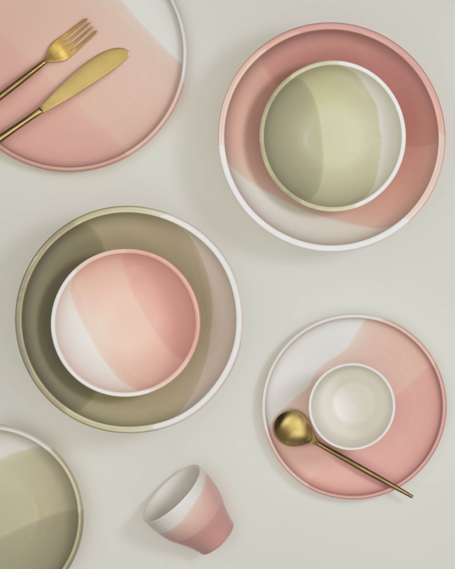 Entdecken Sie die Sayuri Schale von Kave Home: Hochwertiges Porzellan in zartem Rosa und Weiss, perfekt für jede Tischdekoration und jeden Anlass.