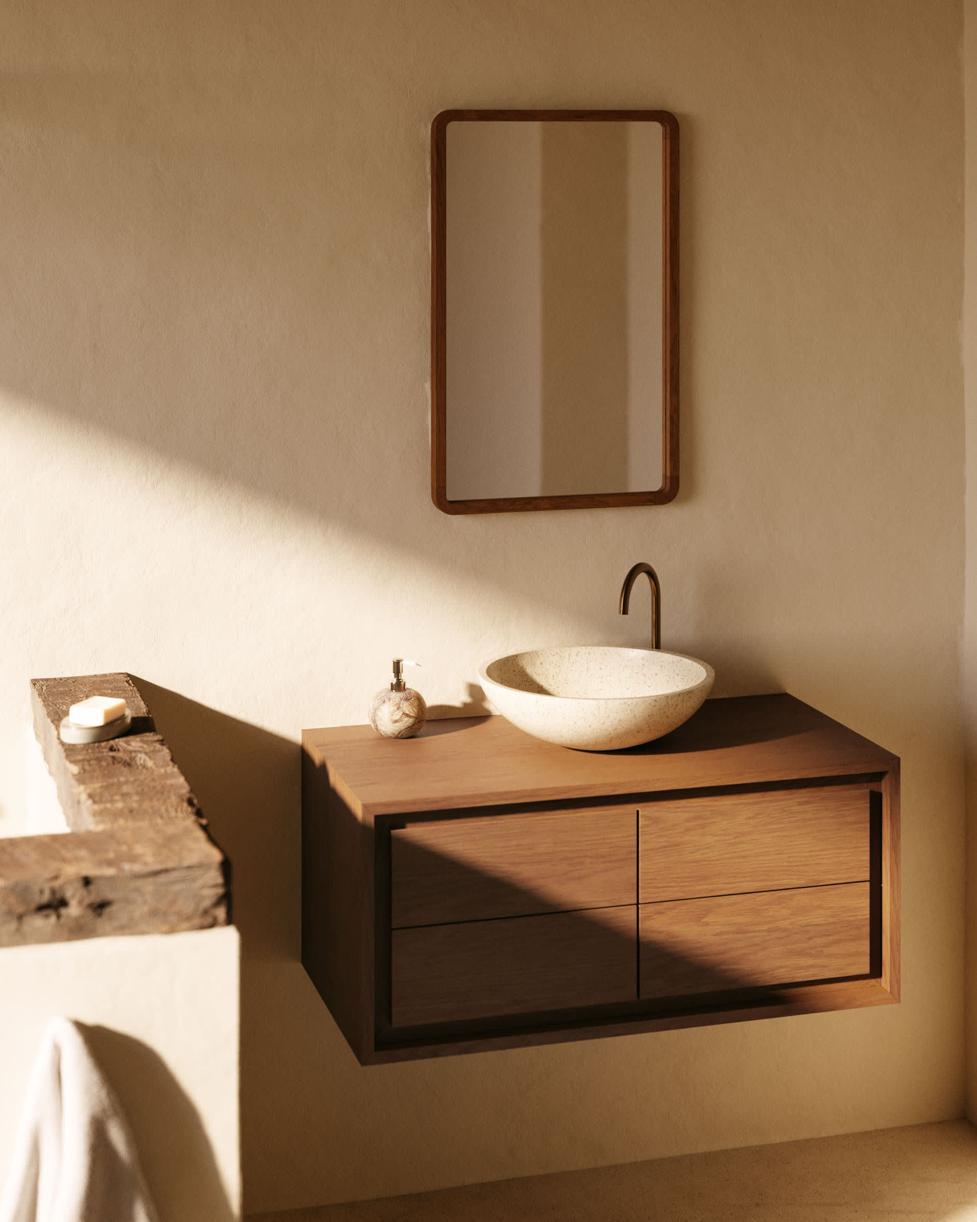 Eleganter Shamel Spiegel aus massivem Teakholz mit edlem Nussholzfinish, 45x70 cm, von Kave Home – stilvoll und hochwertig.