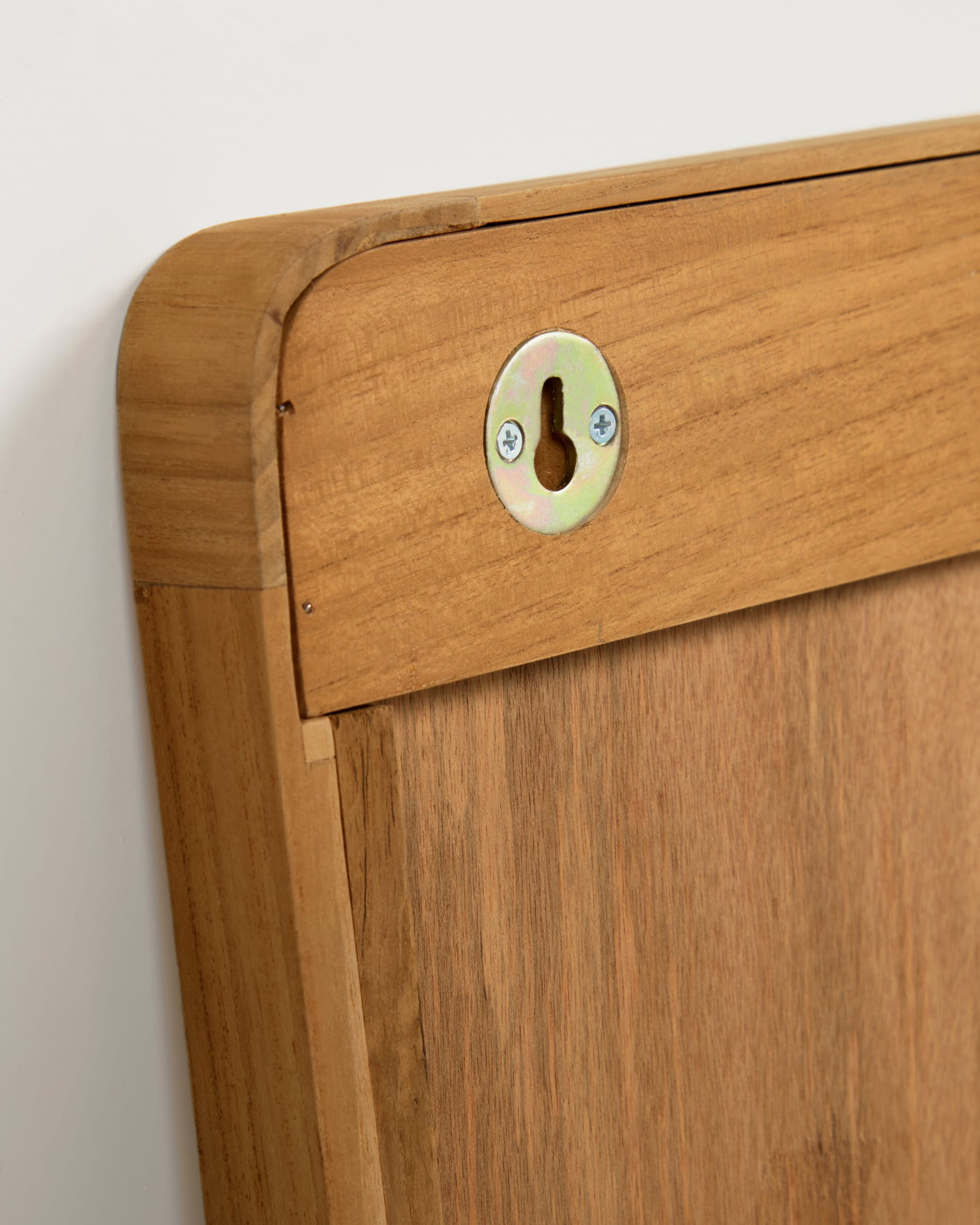 Entdecken Sie den Shamel Spiegel von Kave Home: 45 x 70 cm, aus massivem Teakholz, ideal für ein stilvolles Badezimmer mit luxuriösem Design.