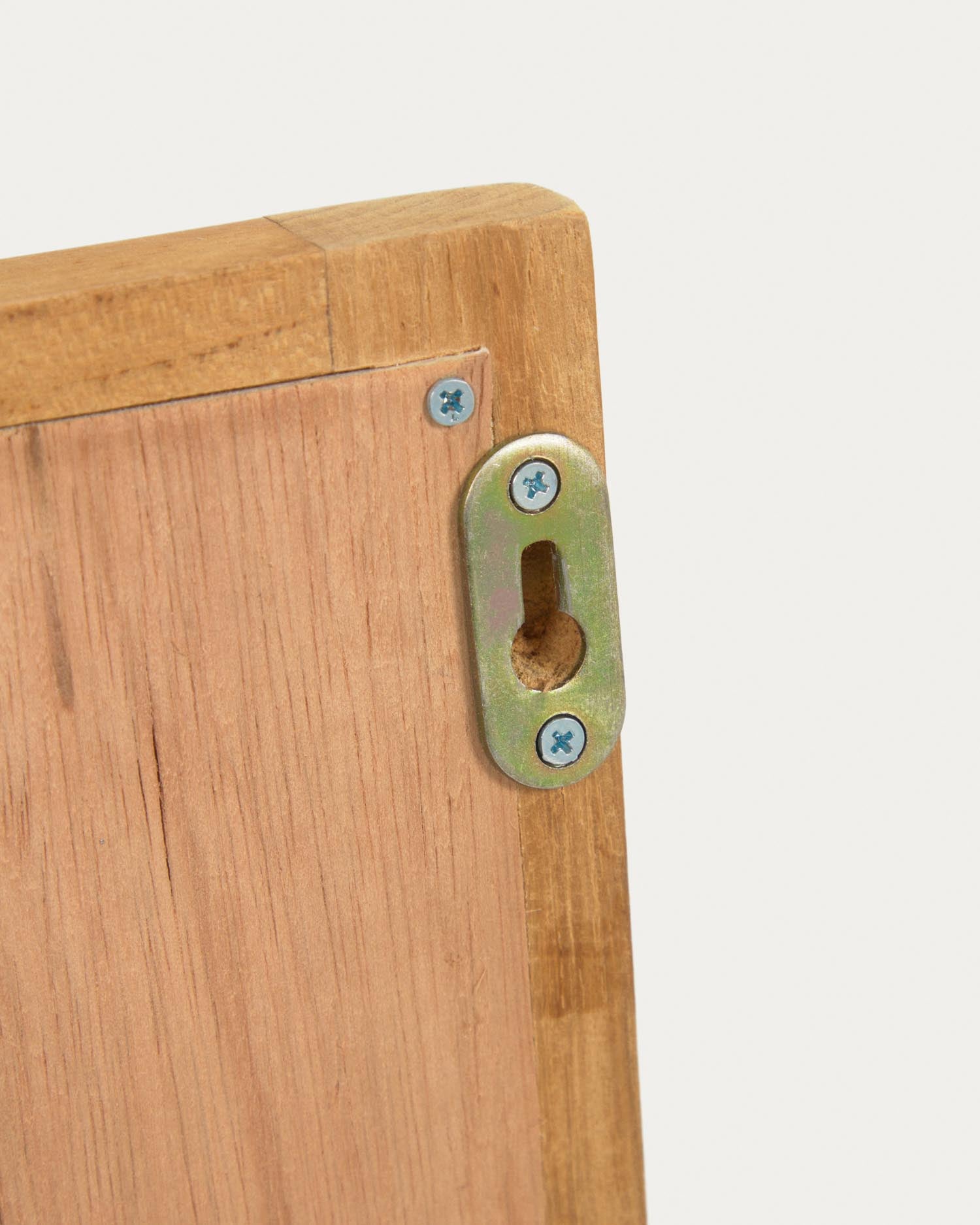 Der Taciana Spiegel (100x70 cm) von Kave Home aus massivem Teakholz bringt Stil und Funktionalität in jeden Raum und reflektiert Licht für eine einladende Atmosphäre.