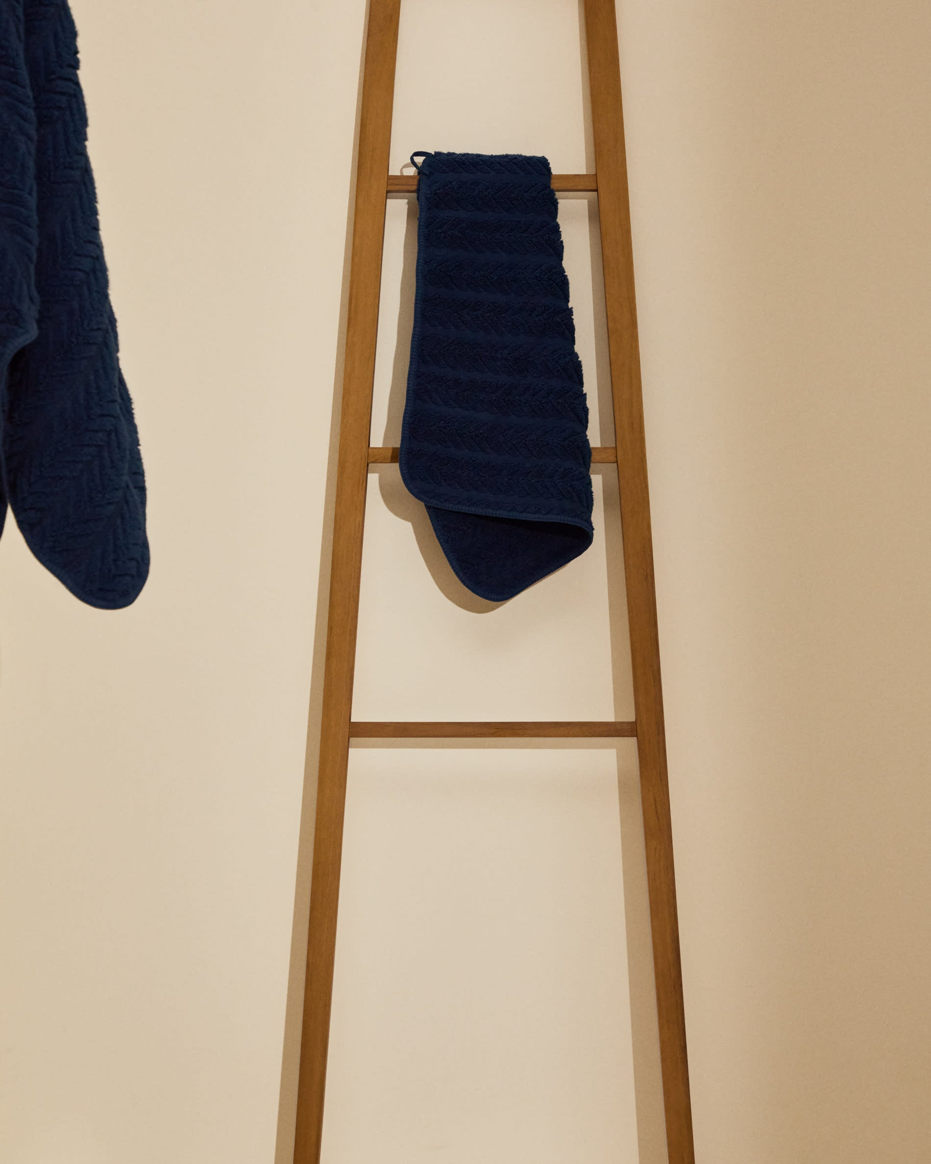 Eleganter Handtuchhalter aus massivem Teakholz, 50x160 cm, mit natürlichem Finish, ideal für stilvolle und zeitgemässe Badezimmer.