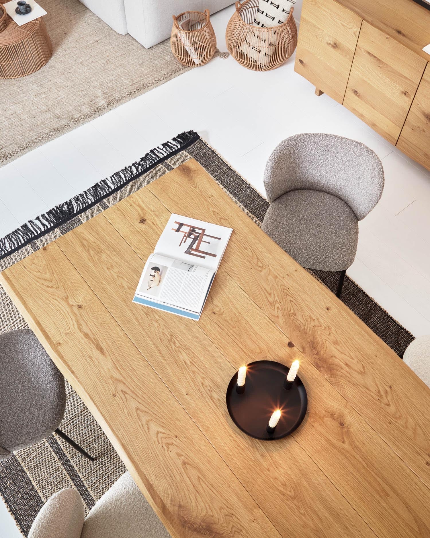 Entdecken Sie das Set Elmima: zwei stilvolle Couchtische aus 100% Rattan mit natürlichem Finish. Ideal für jeden Einrichtungsstil!