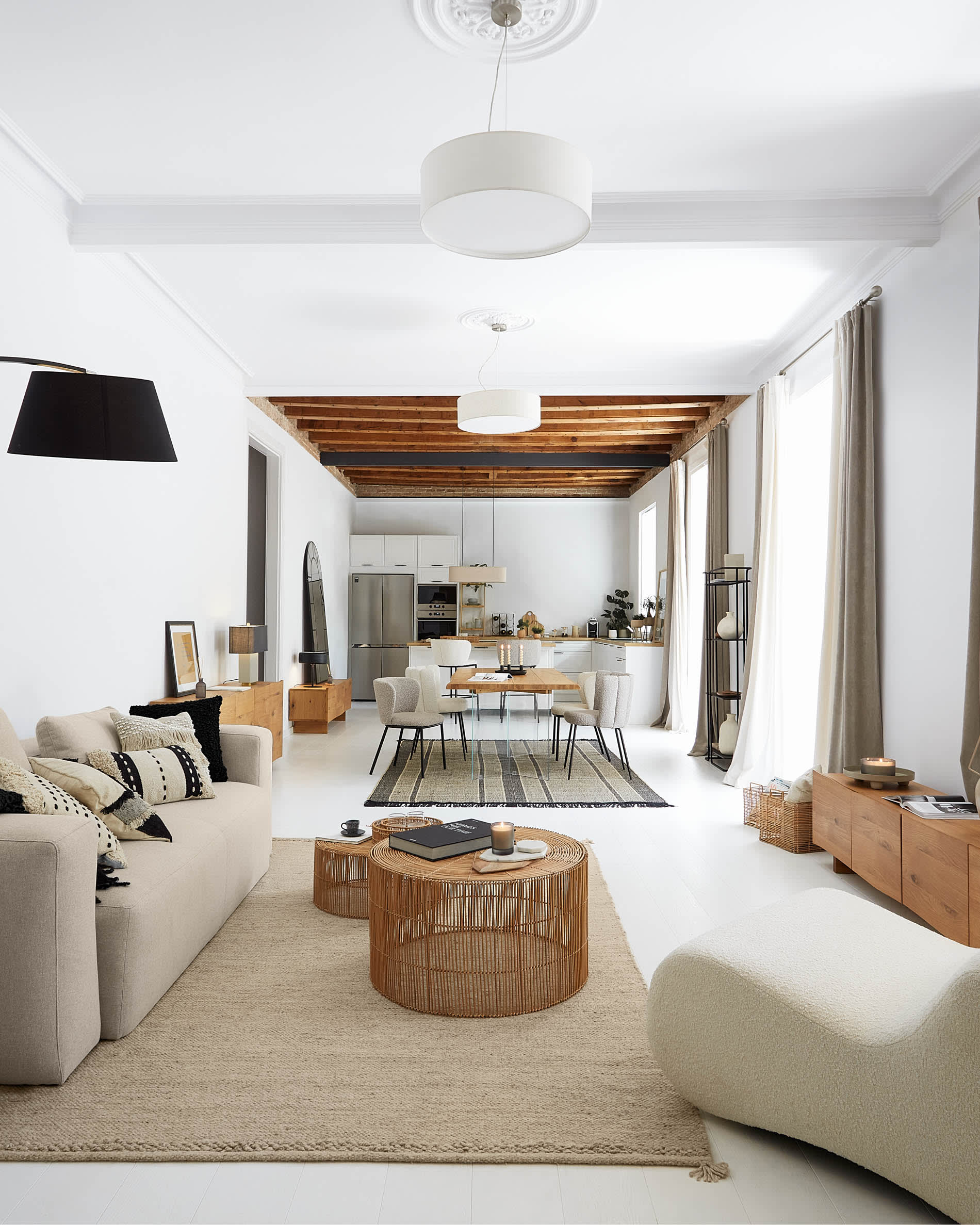 Set aus zwei handgefertigten Rattan-Couchtischen in natürlichem Finish, perfekt für einladende Wohnräume und vielseitige Anordnungen.