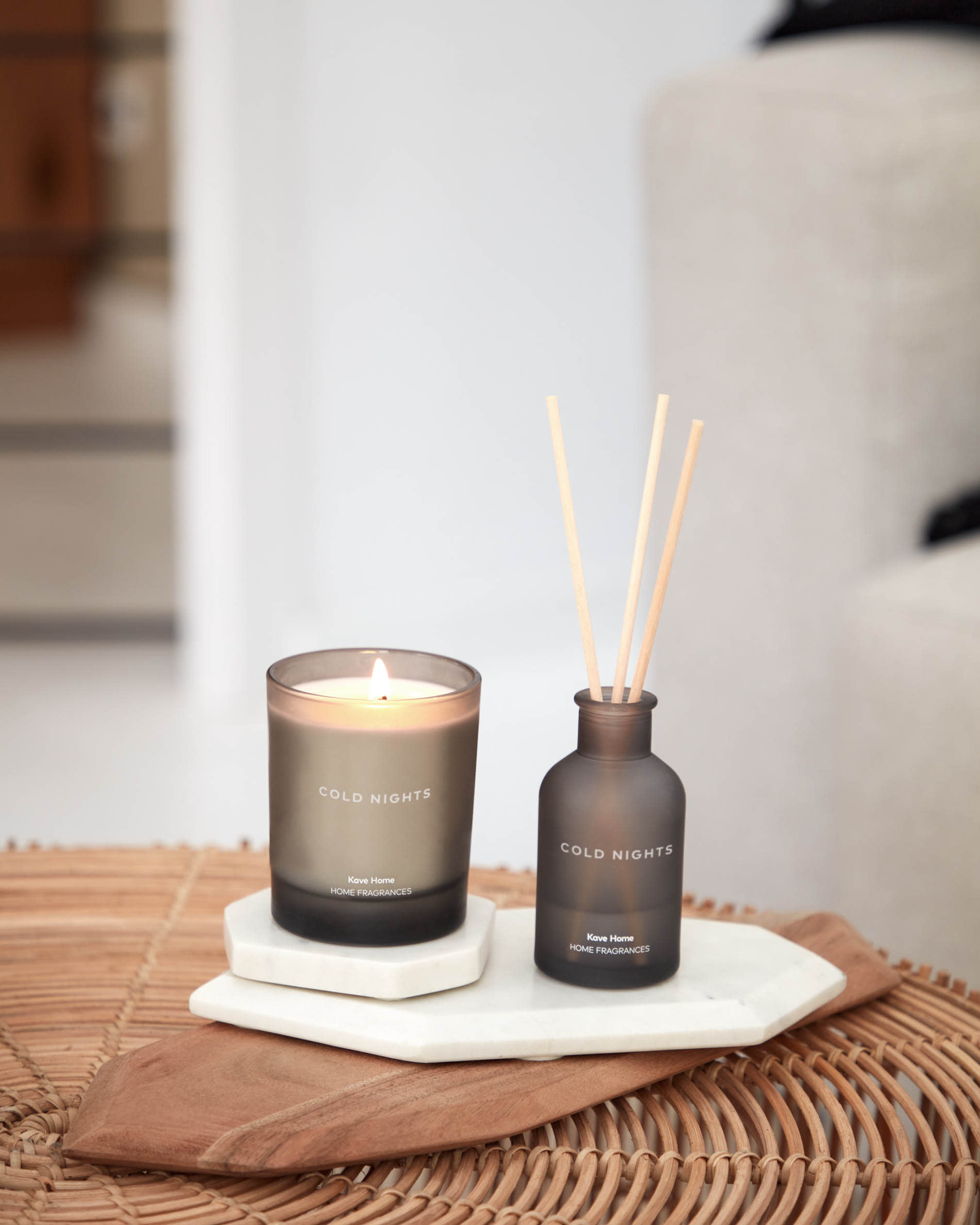 Handgefertigtes Set Elmima: 2 nachhaltige Couchtische aus 100% Rattan, natürliches Finish, Masse Ø 66 cm und Ø 55 cm, von Kave Home.