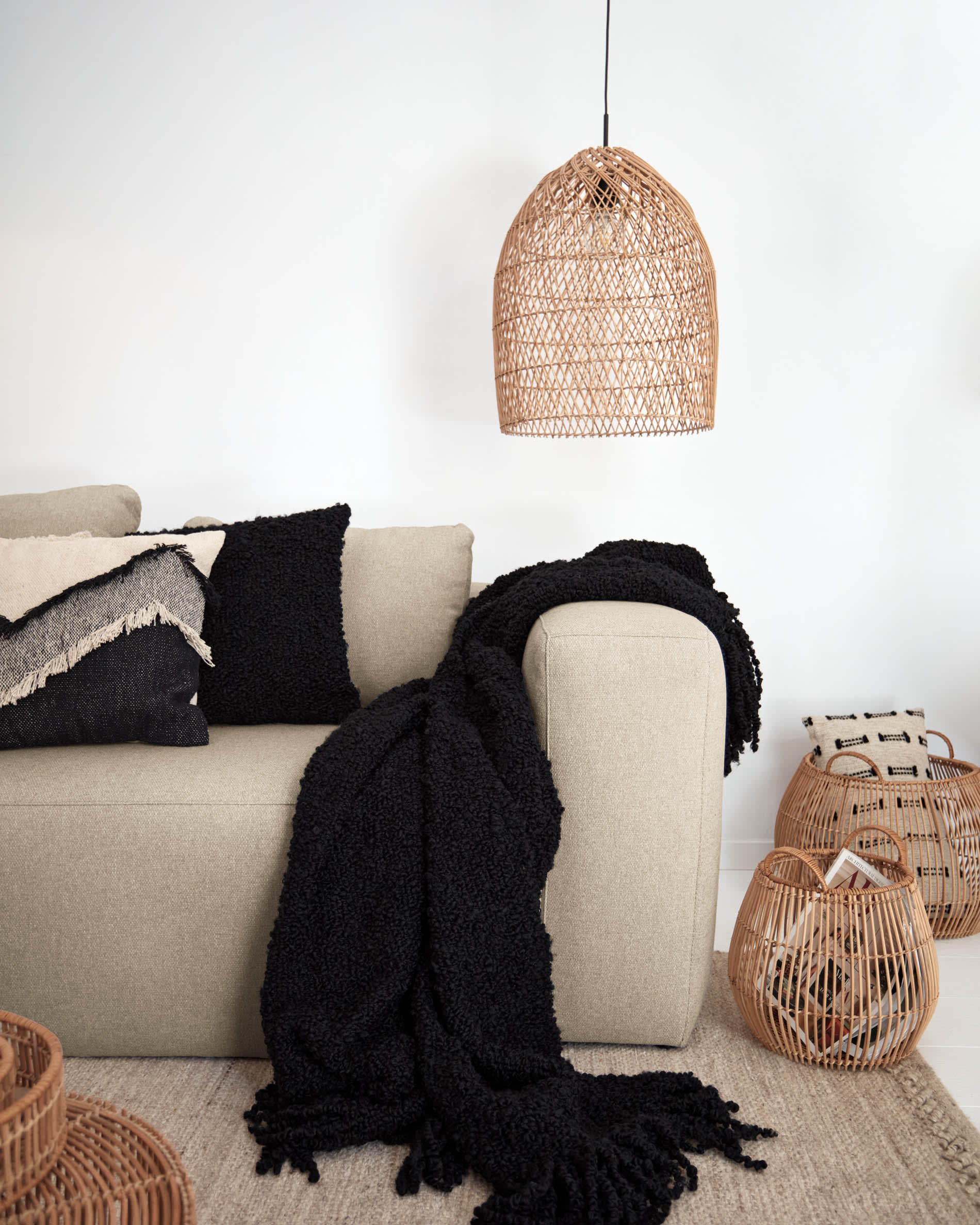 Zwei elegante Couchtische aus 100% Rattan, handgefertigt mit natürlichem Finish, Durchmesser 66 cm und 55 cm, von Kave Home.