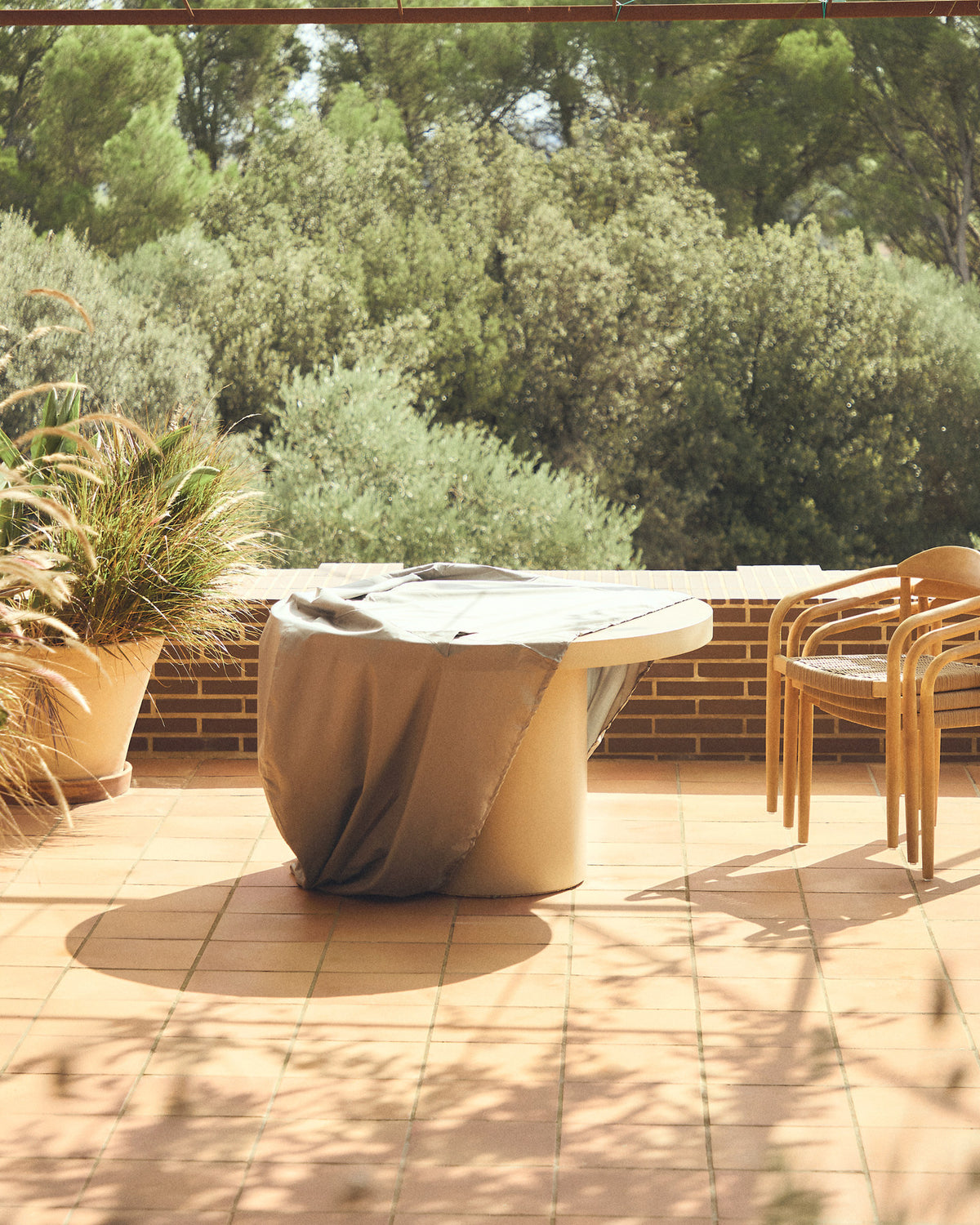 Iria Schutzhülle für Outdoor-Möbel max. Ø130 in Grau präsentiert im Onlineshop von KAQTU Design AG. Outdoor-Accessoire ist von Kave Home