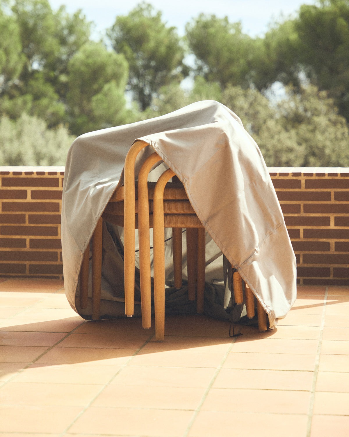 Iria Schutzhülle für Outdoor-Möbel max. 70 x 75 cm in Grau präsentiert im Onlineshop von KAQTU Design AG. Outdoor-Accessoire ist von Kave Home