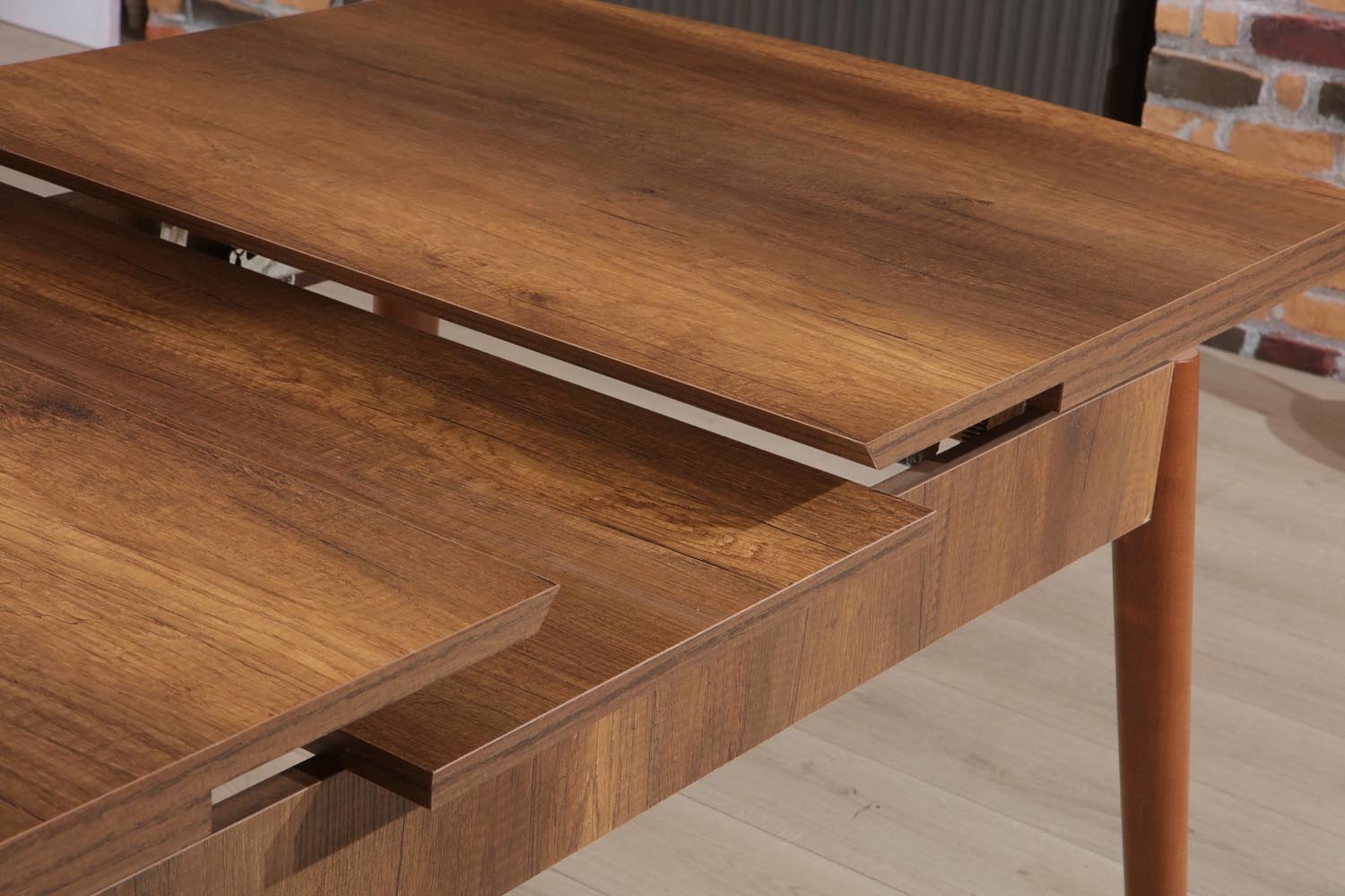 Erleben Sie den Barok Esstisch von Hanah Home in edlem Walnuss-Finish – ausziehbar, robust und ideal für gesellige Runden!