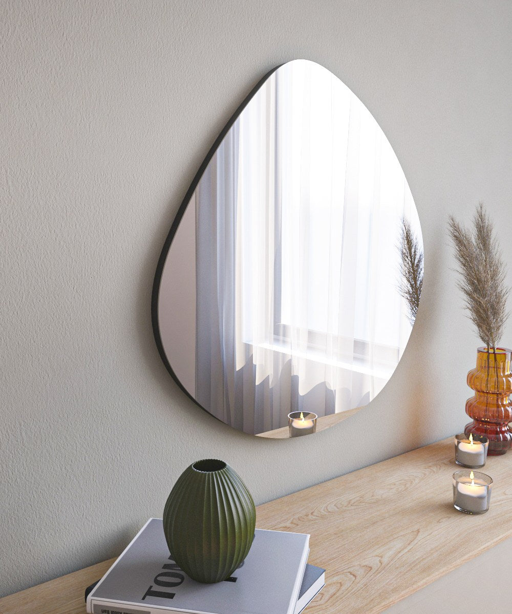 Verleihen Sie Ihrem Zuhause mit dem Besso Spiegel in Schwarz von Hanah Home einen Hauch von Luxus. Ideal für jeden Raum, stilvoll und funktional.