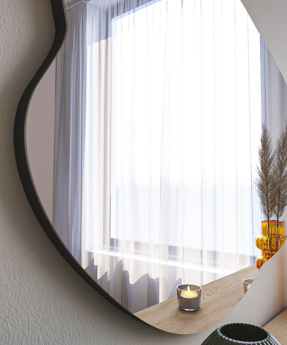 Verleihen Sie Ihrem Raum mit dem Ohho Spiegel in Schwarz von Hanah Home einen Hauch von Luxus. Elegantes Design trifft auf nachhaltige Materialien.