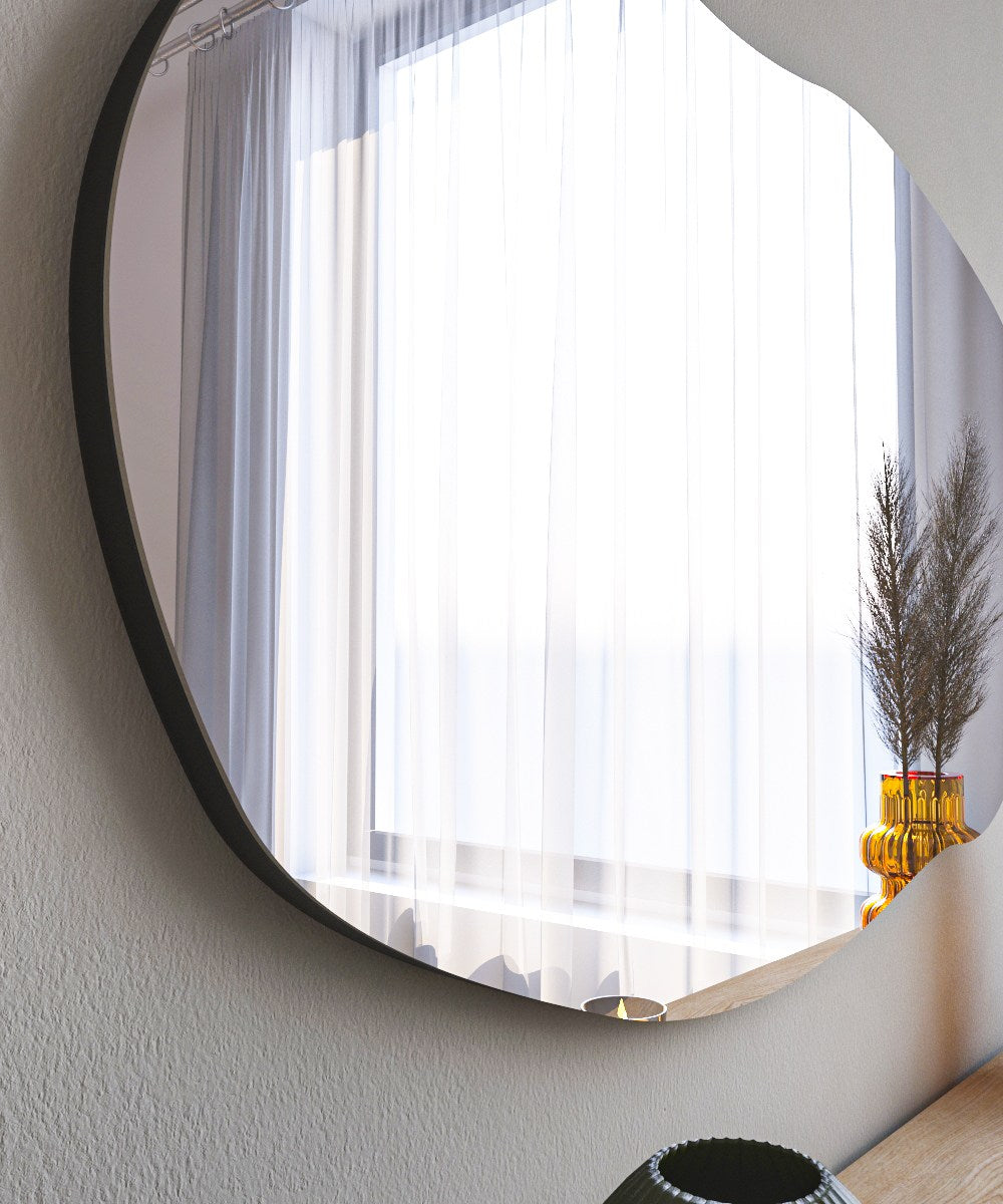 Verleihen Sie Ihrem Zuhause mit dem Lossa Spiegel von Hanah Home in Schwarz einen Hauch von Eleganz. Perfekt für jeden Raum, kombiniert er modernes Design mit praktischer Vielseitigkeit.