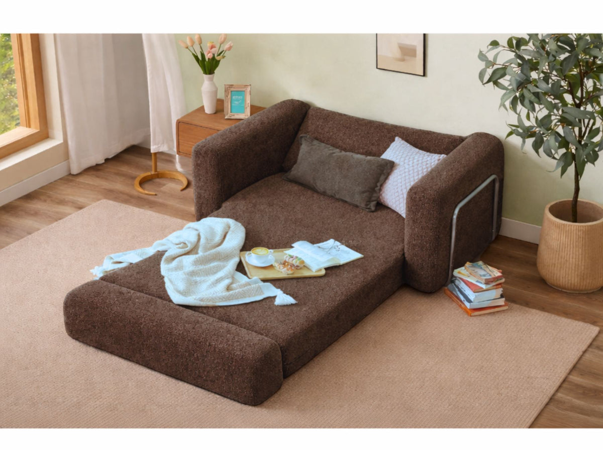 Braunes 1-Sitzer Schlafsofa aus 100% Bouclé-Stoff mit gepolsterter Sitzfläche und ausklappbarer Liegefläche in kompakter Form.