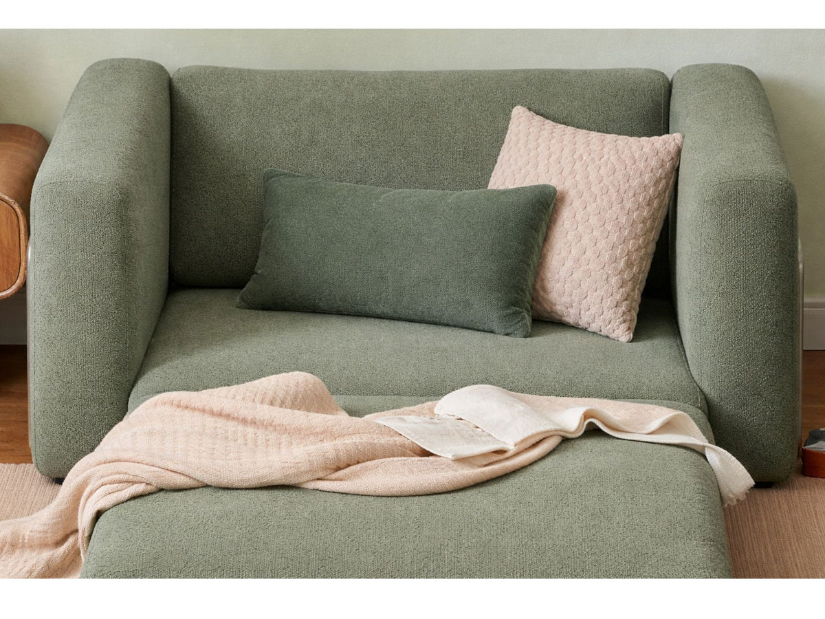 Grünes 1-Sitzer Schlafsofa aus Bouclé-Stoff von Hanah Home, kompakte Form mit Armlehnen und Rollverpackung, Sitzhöhe 35 cm.