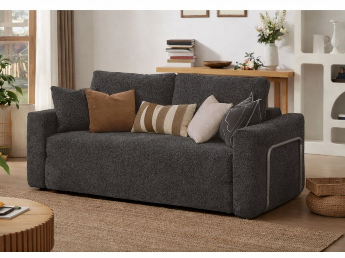 Anthrazitfarbenes 2-Sitzer Schlafsofa Wello aus Bouclé-Stoff mit kompakter Form, Armlehnen und flacher Sitzfläche, aufgestellt im Wohnraum.