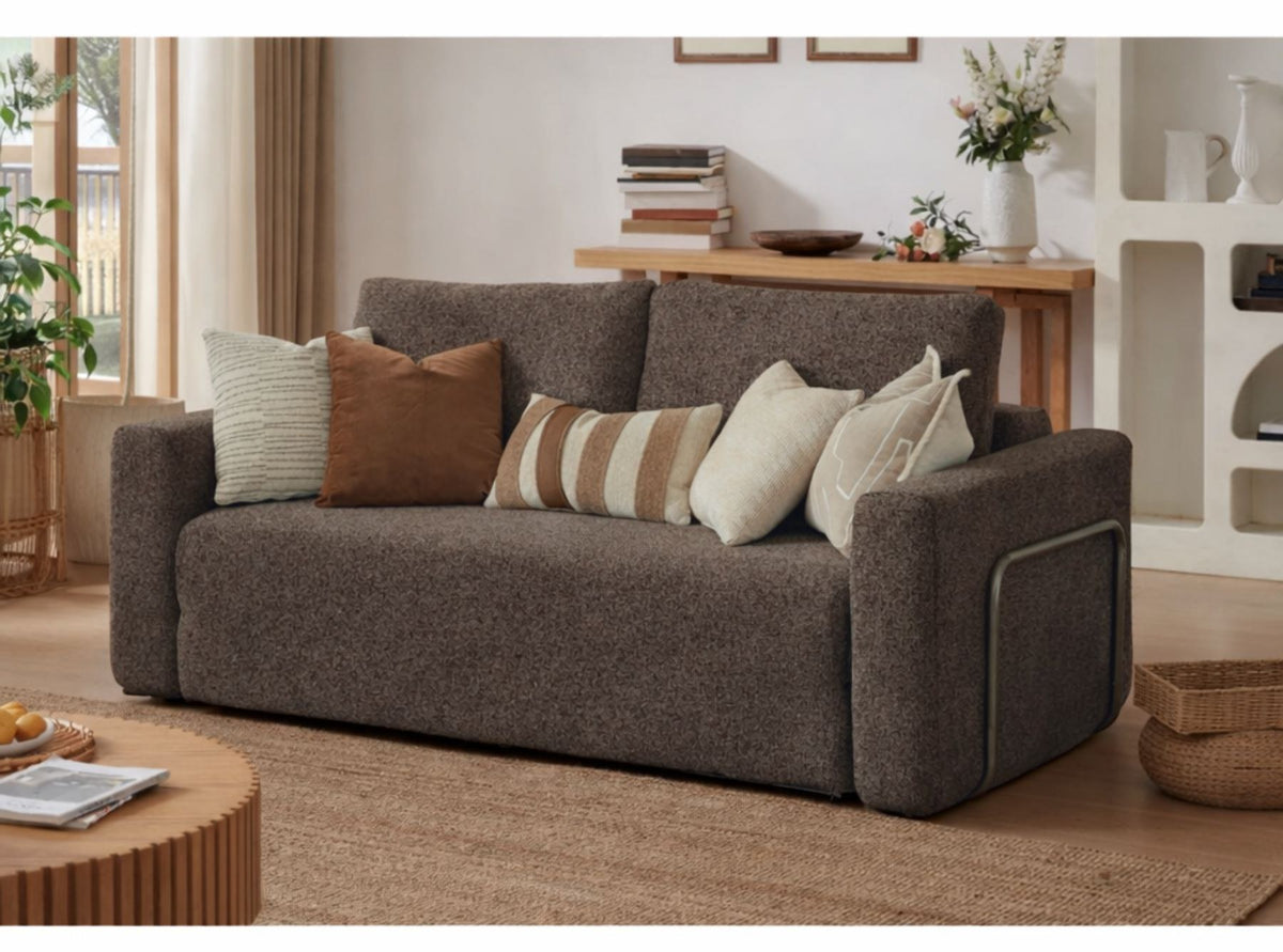 Braunes 2-Sitzer Schlafsofa Wello aus Bouclé-Stoff mit Armlehnen, Sitzhöhe 35 cm, im ausgeklappten Zustand als Bett nutzbar.
