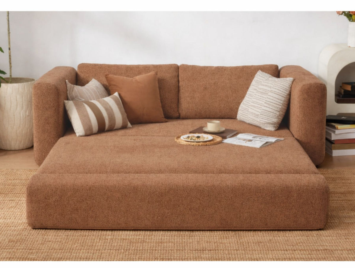Orangefarbenes 2-Sitzer Schlafsofa aus Bouclé-Stoff mit geraden Armlehnen, ausgeklappter Liegefläche und rutschfester Sohle.