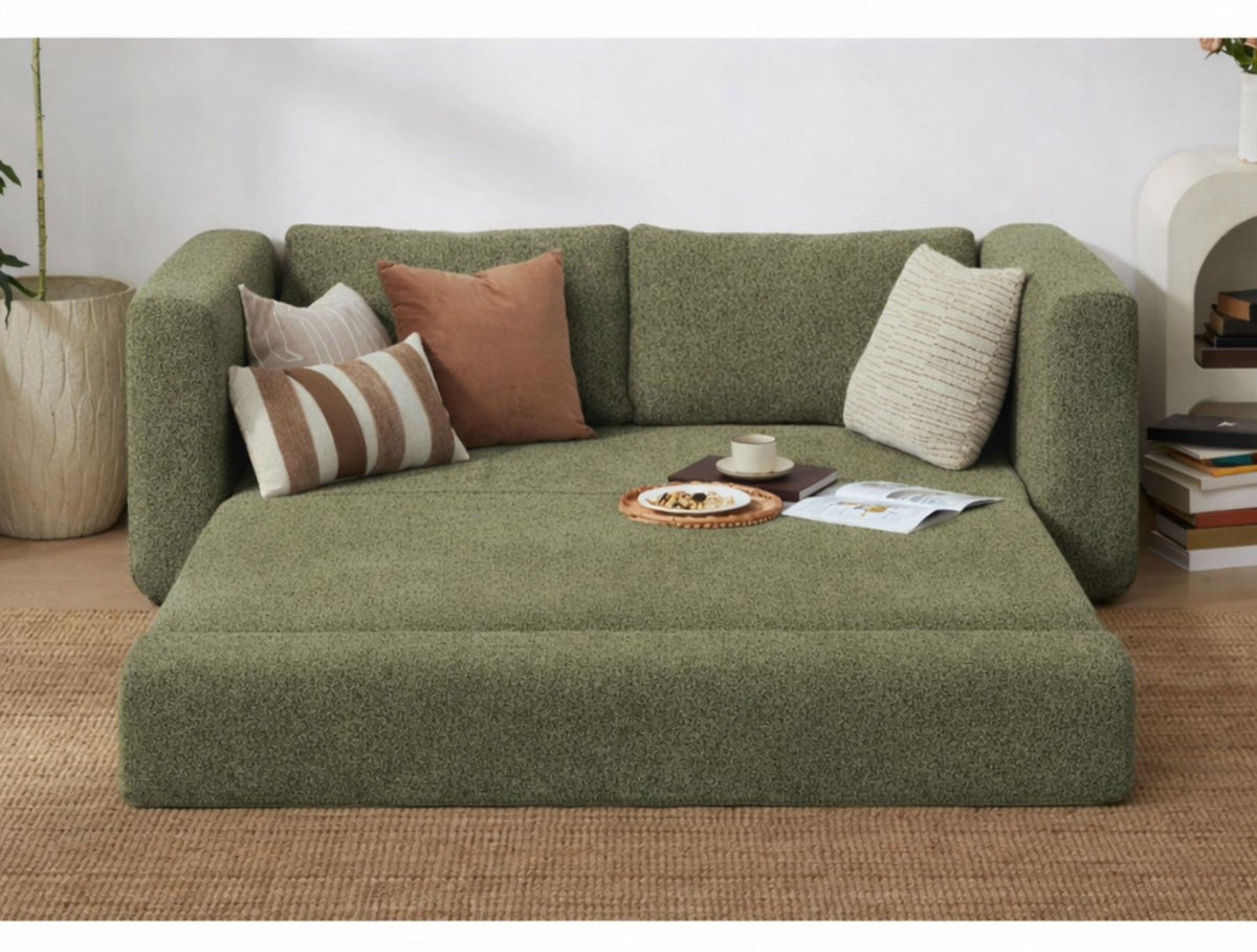 Grünes 2-Sitzer Schlafsofa Wello Doppel aus Bouclé-Stoff mit Armlehnen, kompakter Form und ausklappbarer Liegefläche, Hersteller Hanah Home.