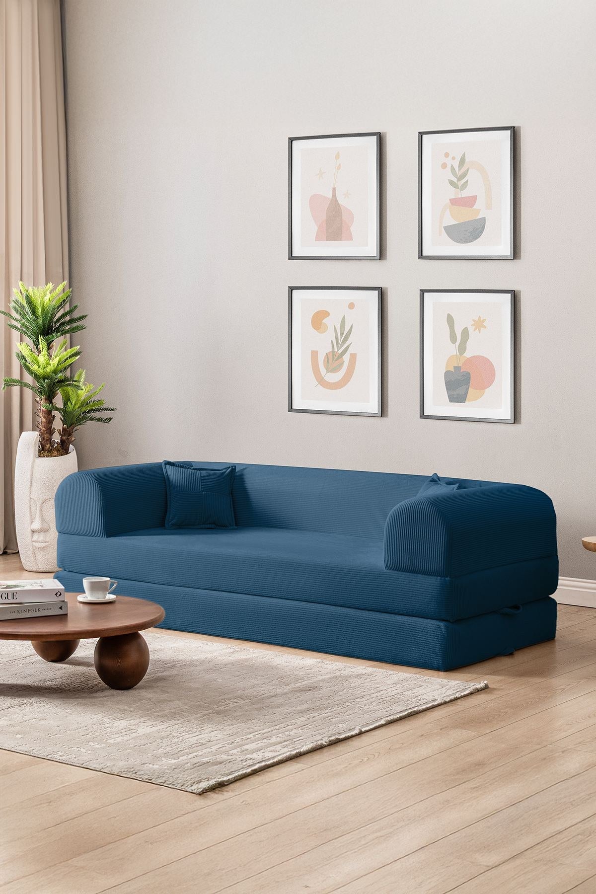 Blaues 3-Sitzer Schlafsofa Legom Eco aus geripptem Cord-Plüschstoff mit abnehmbarem Bezug und zwei losen Kissen, Sitzhöhe 36 cm.