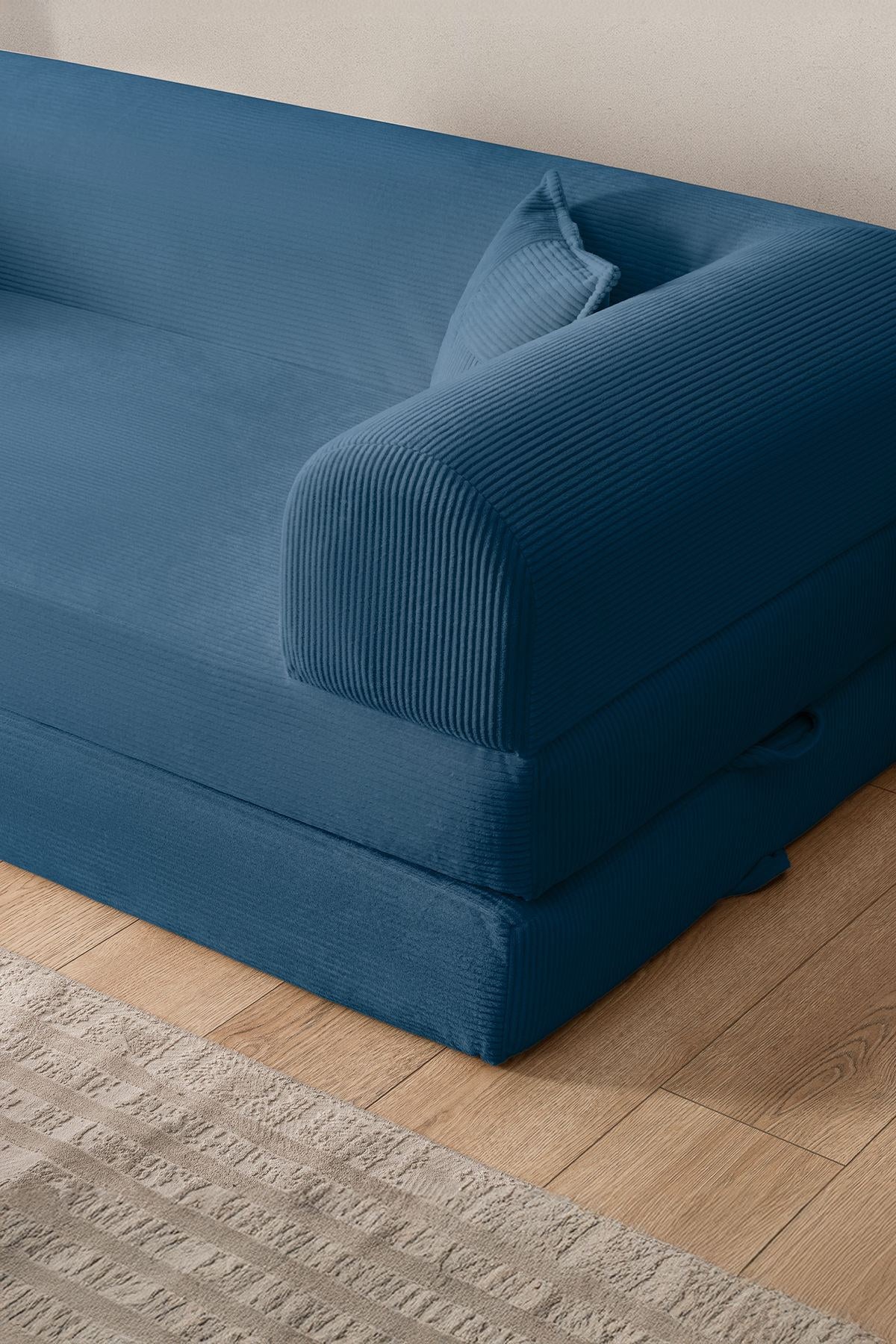 Blaues 3-Sitzer Schlafsofa Legom Eco aus geripptem Cord-Plüschstoff mit abnehmbarem Bezug und zwei losen Kissen, Sitzhöhe 36 cm.
