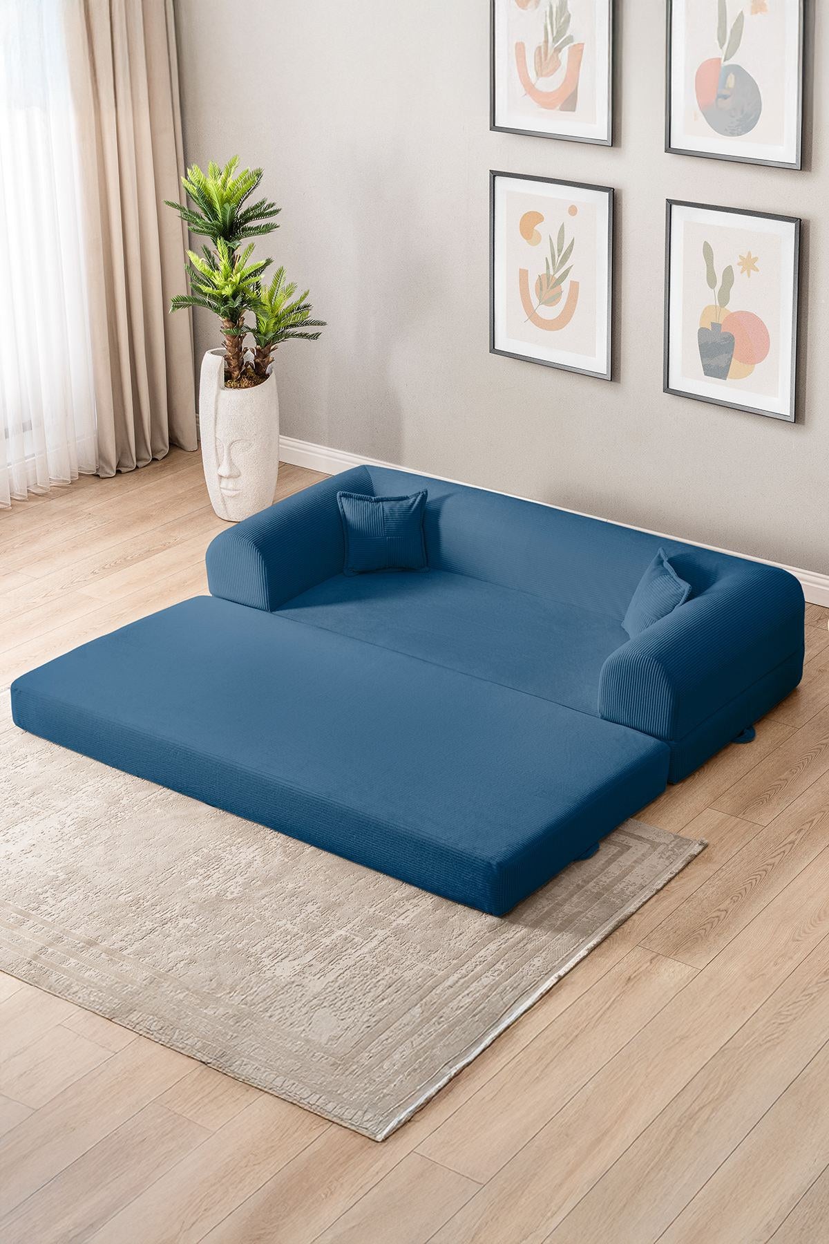 Blaues 3-Sitzer Schlafsofa Legom Eco aus geripptem Cord-Plüschstoff mit abnehmbarem Bezug und zwei losen Kissen, Sitzhöhe 36 cm.