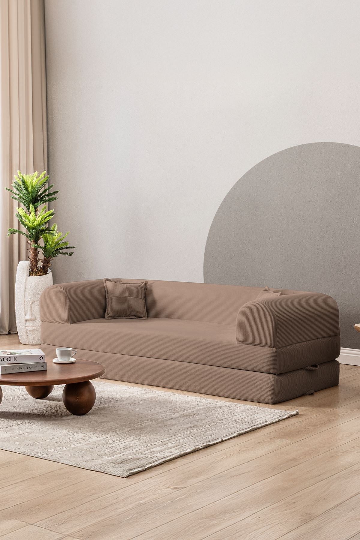 Beiges 3-Sitzer Schlafsofa aus geripptem Plüschstoff mit zwei Kissen, rutschfester Sohle und klar gerader Formgebung.