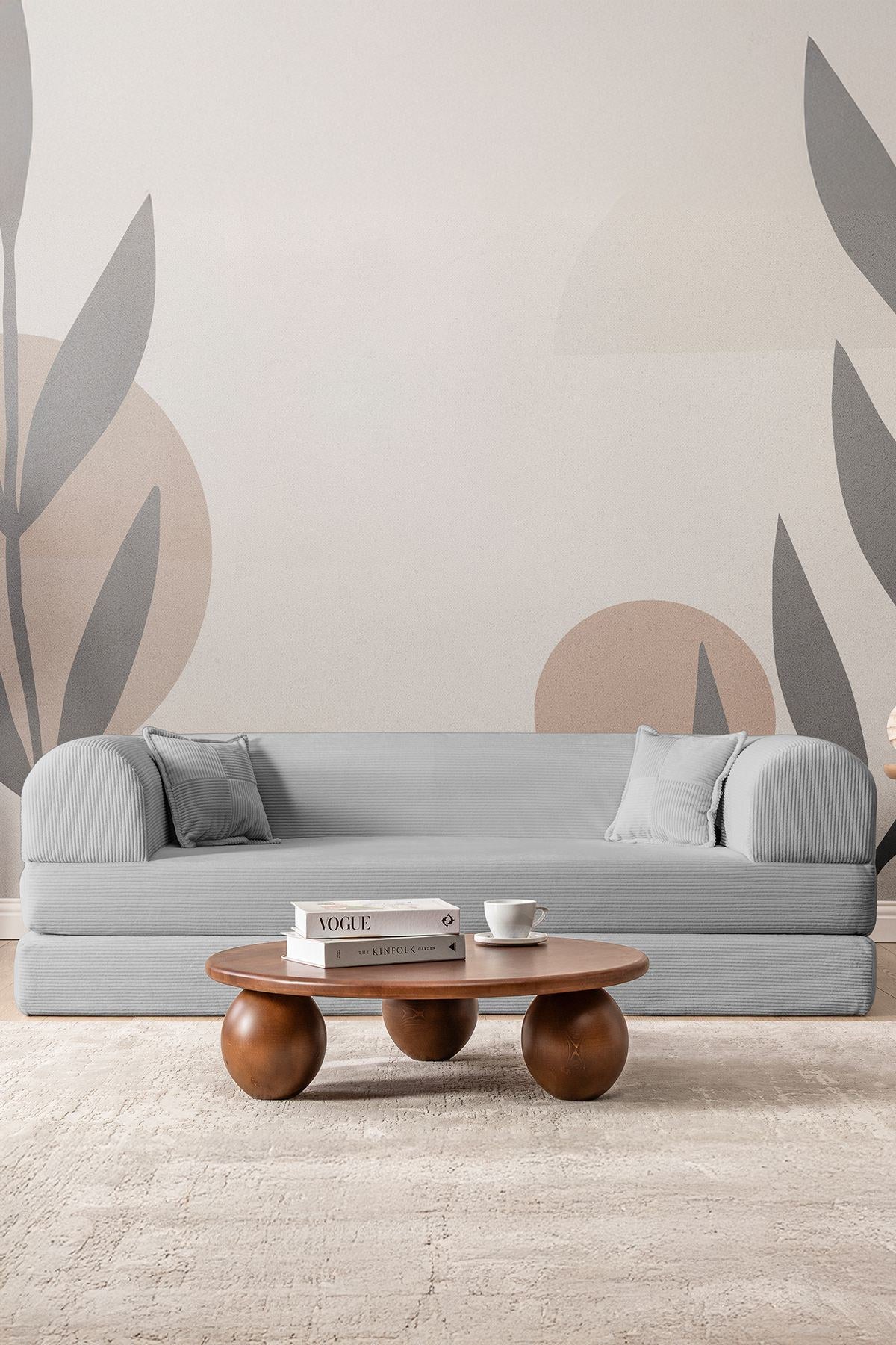 Hellgraues 3-Sitzer Schlafsofa aus geripptem Cord-Plüschstoff mit zwei Kissen, Rollpack-Design und rutschfester Sohle.