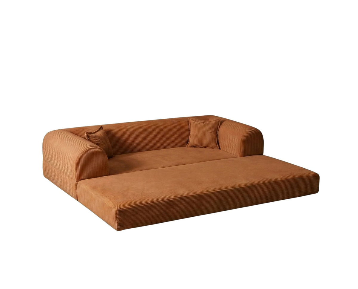 Orangefarbenes 3-Sitzer Schlafsofa aus geripptem Plüschstoff mit zwei Kissen, Rollpack-Design und rutschfester Sohle, Frontalansicht.
