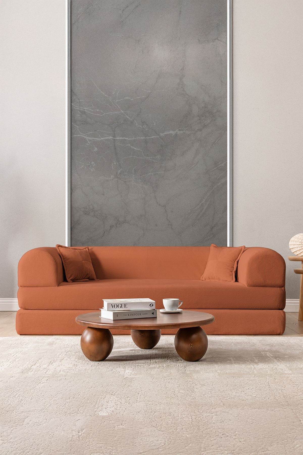 Orangefarbenes 3-Sitzer Schlafsofa aus geripptem Plüschstoff mit zwei Kissen, Rollpack-Design und rutschfester Sohle, Frontalansicht.