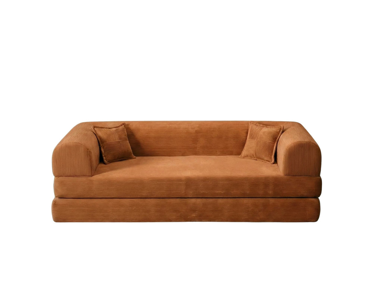 Orangefarbenes 3-Sitzer Schlafsofa aus geripptem Plüschstoff mit zwei Kissen, Rollpack-Design und rutschfester Sohle, Frontalansicht.