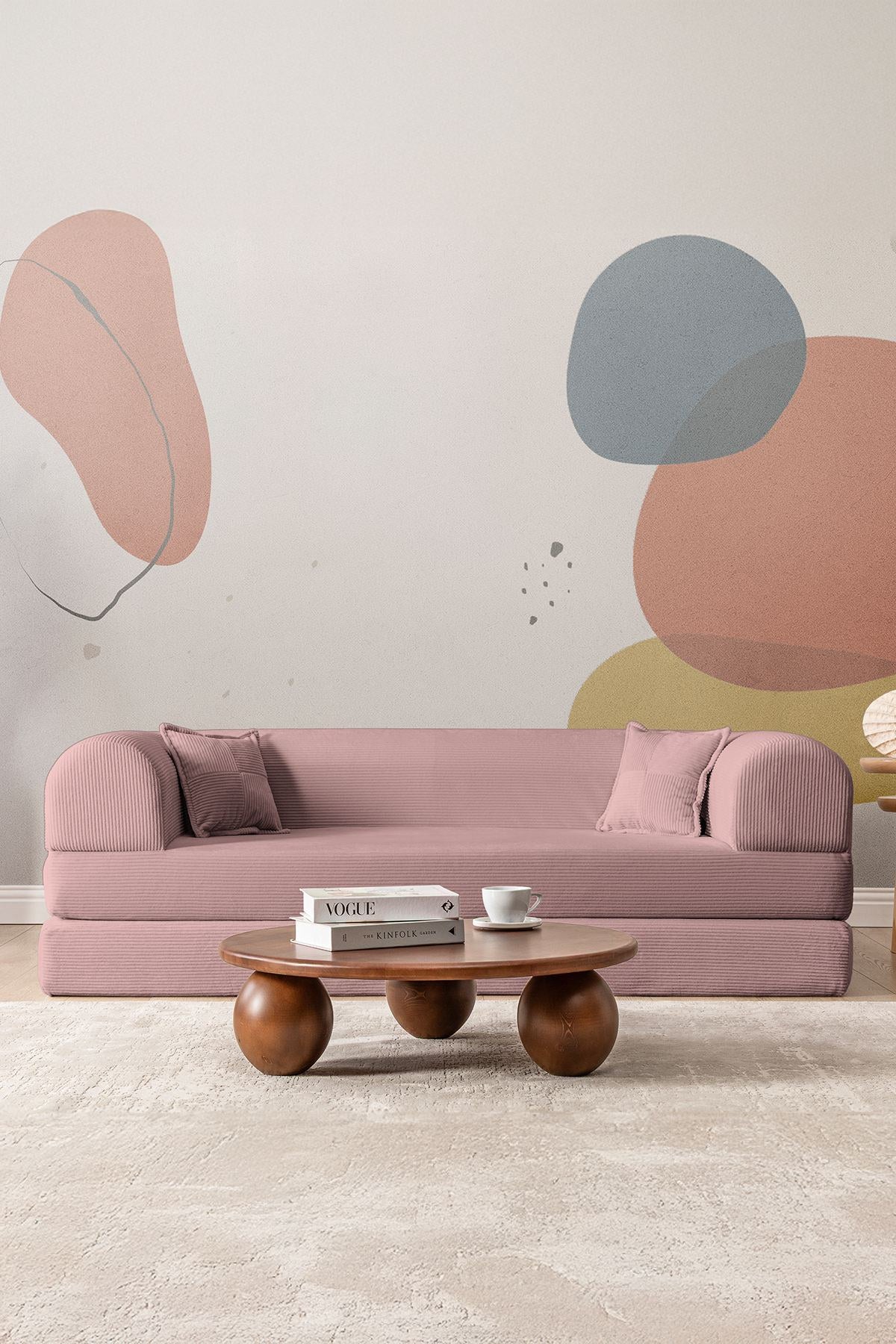 Rosafarbenes 3-Sitzer Schlafsofa aus geripptem Cord-Plüschstoff mit zwei Kissen und rutschfester Sohle, Frontalansicht auf hellem Hintergrund.