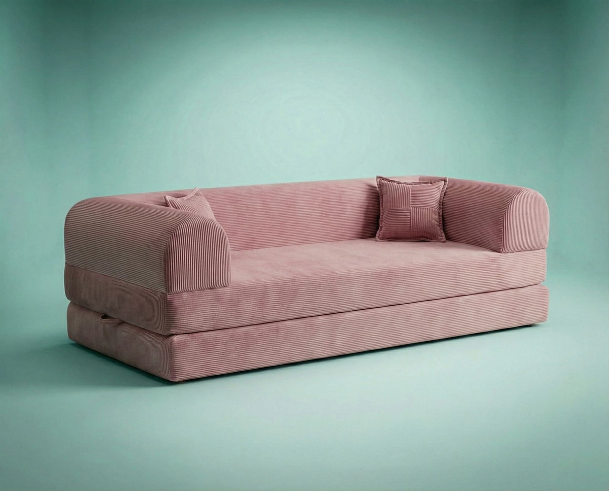 Rosafarbenes 3-Sitzer Schlafsofa aus geripptem Cord-Plüschstoff mit zwei Kissen und rutschfester Sohle, Frontalansicht auf hellem Hintergrund.