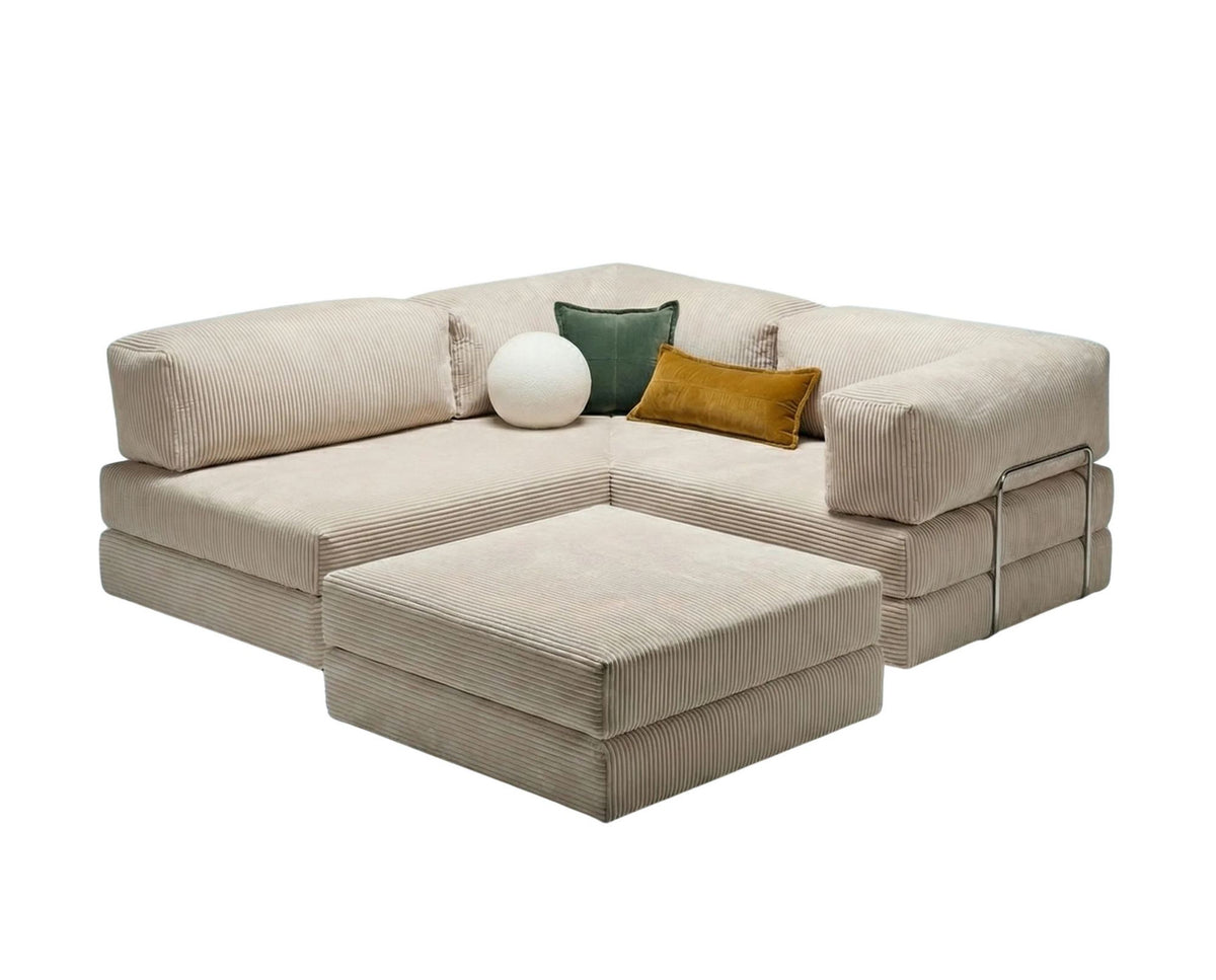 Cremefarbenes Eck-Schlafsofa aus Cord-Plüschstoff mit vier Kissen, rutschfester Sohle und abnehmbarem Bezug, Frontalansicht auf hellem Untergrund.