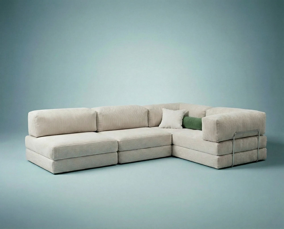 Cremefarbenes Eck-Schlafsofa aus Cord-Plüschstoff mit vier Kissen, rutschfester Sohle und abnehmbarem Bezug, Frontalansicht auf hellem Untergrund.