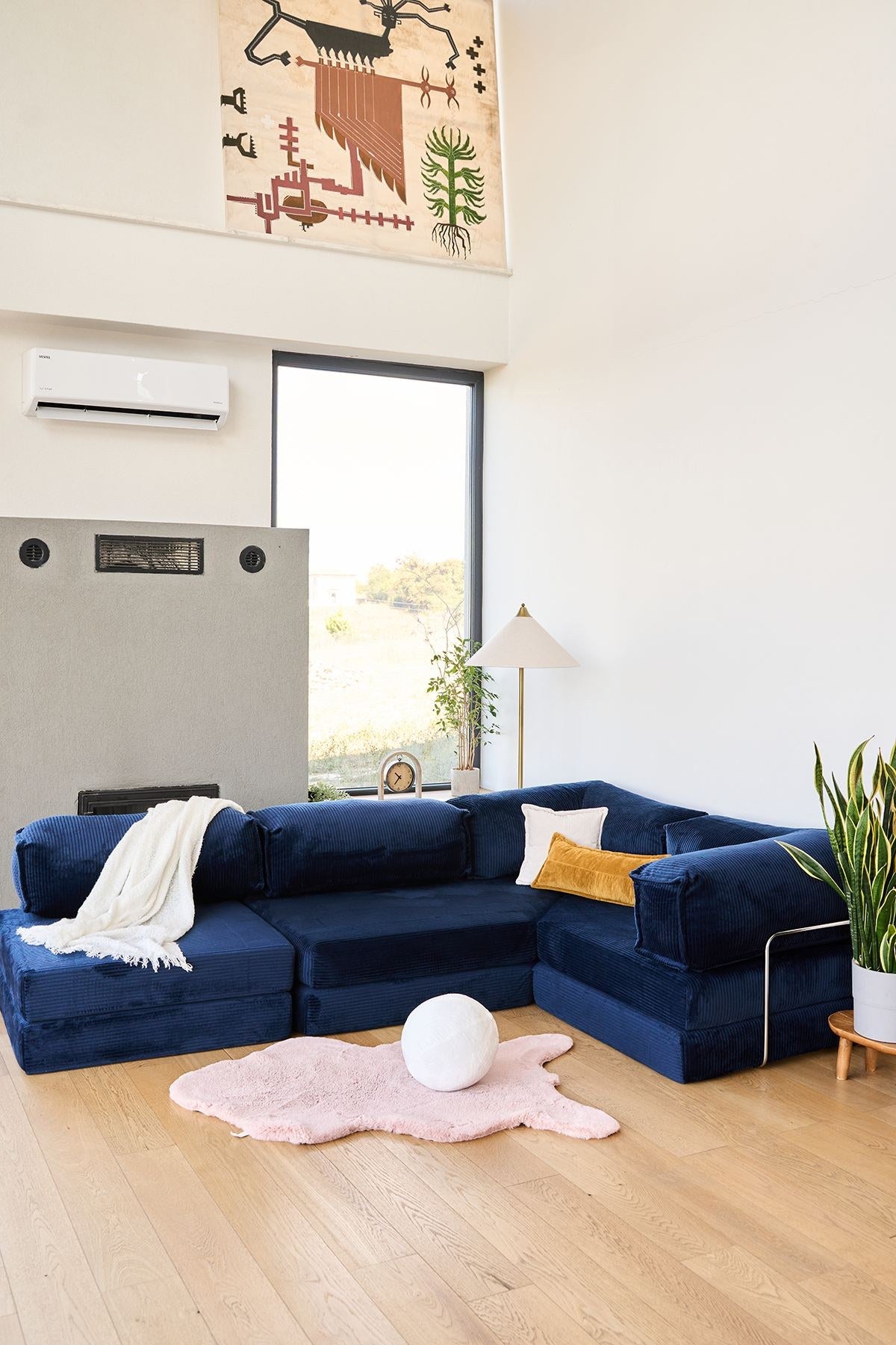 Marineblaues Eck-Schlafsofa aus Cord-Plüschstoff mit vier Kissen, Rollpack-Verpackung und abnehmbarem, waschbarem Bezug.