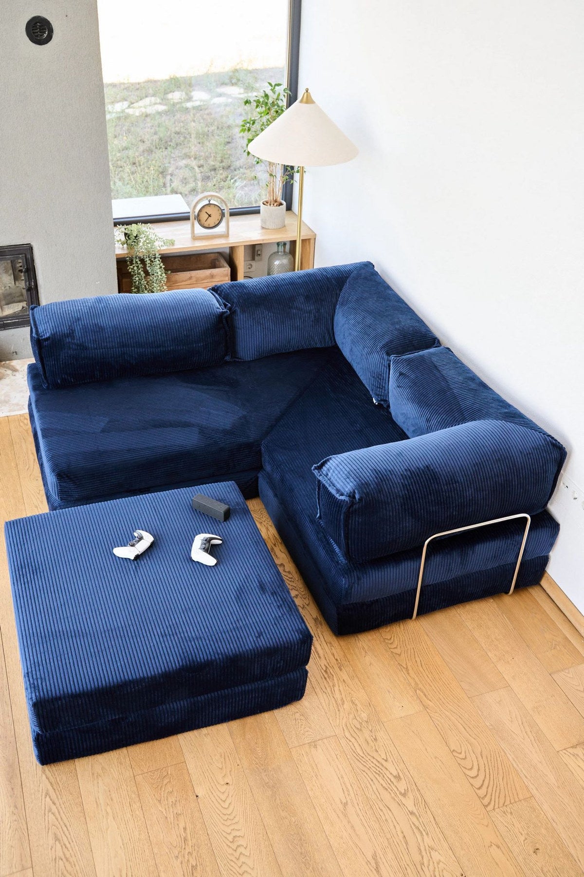 Marineblaues Eck-Schlafsofa aus Cord-Plüschstoff mit vier Kissen, Rollpack-Verpackung und abnehmbarem, waschbarem Bezug.