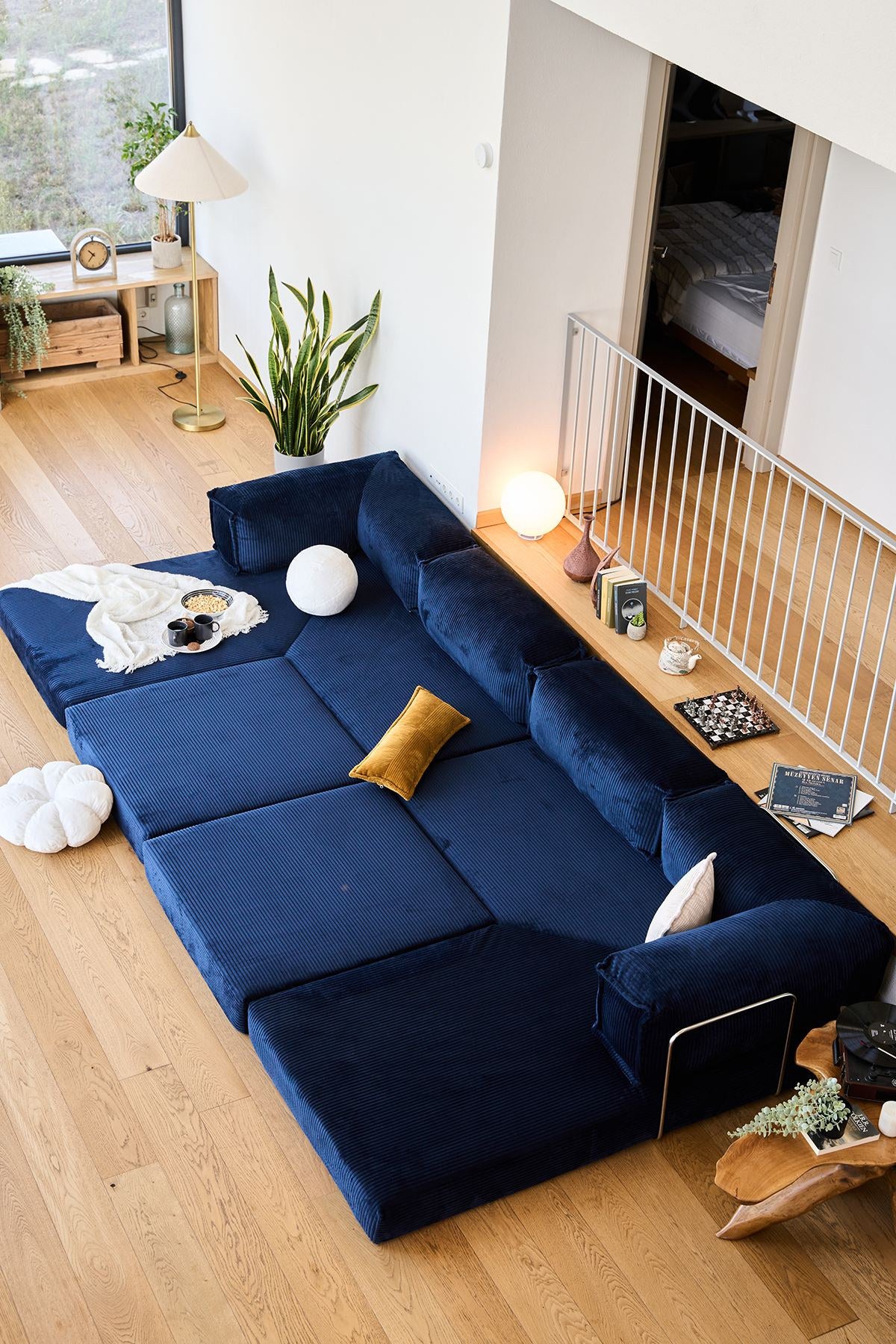 Marineblaues Eck-Schlafsofa aus Cord-Plüschstoff mit vier Kissen, Rollpack-Verpackung und abnehmbarem, waschbarem Bezug.