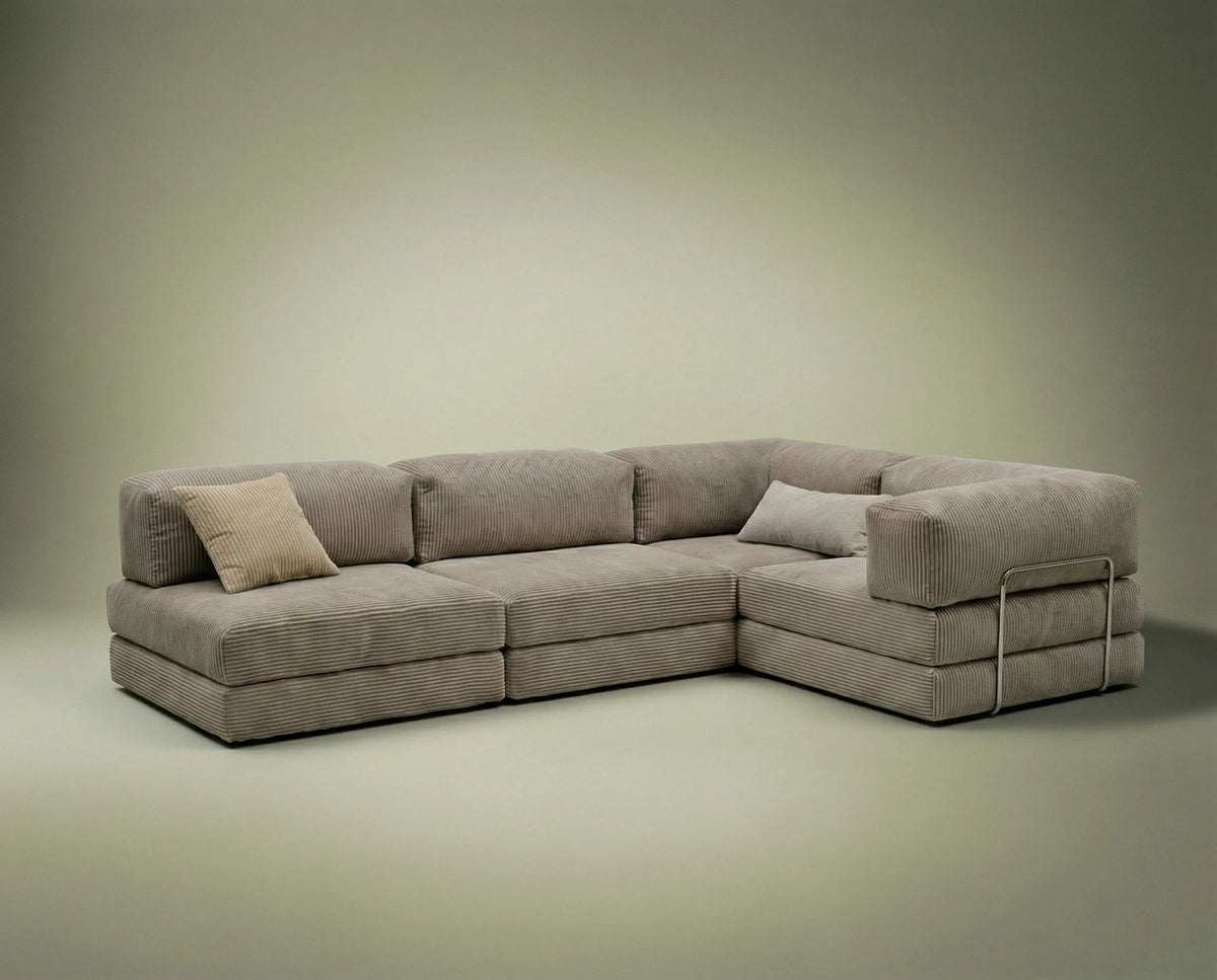 Beiges Eck-Schlafsofa Kanyon von Hanah Home aus geripptem Cord-Plüschstoff, L-Form mit vier Kissen, auf hellem Untergrund fotografiert.