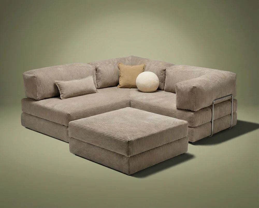 Beiges Eck-Schlafsofa Kanyon von Hanah Home aus geripptem Cord-Plüschstoff, L-Form mit vier Kissen, auf hellem Untergrund fotografiert.
