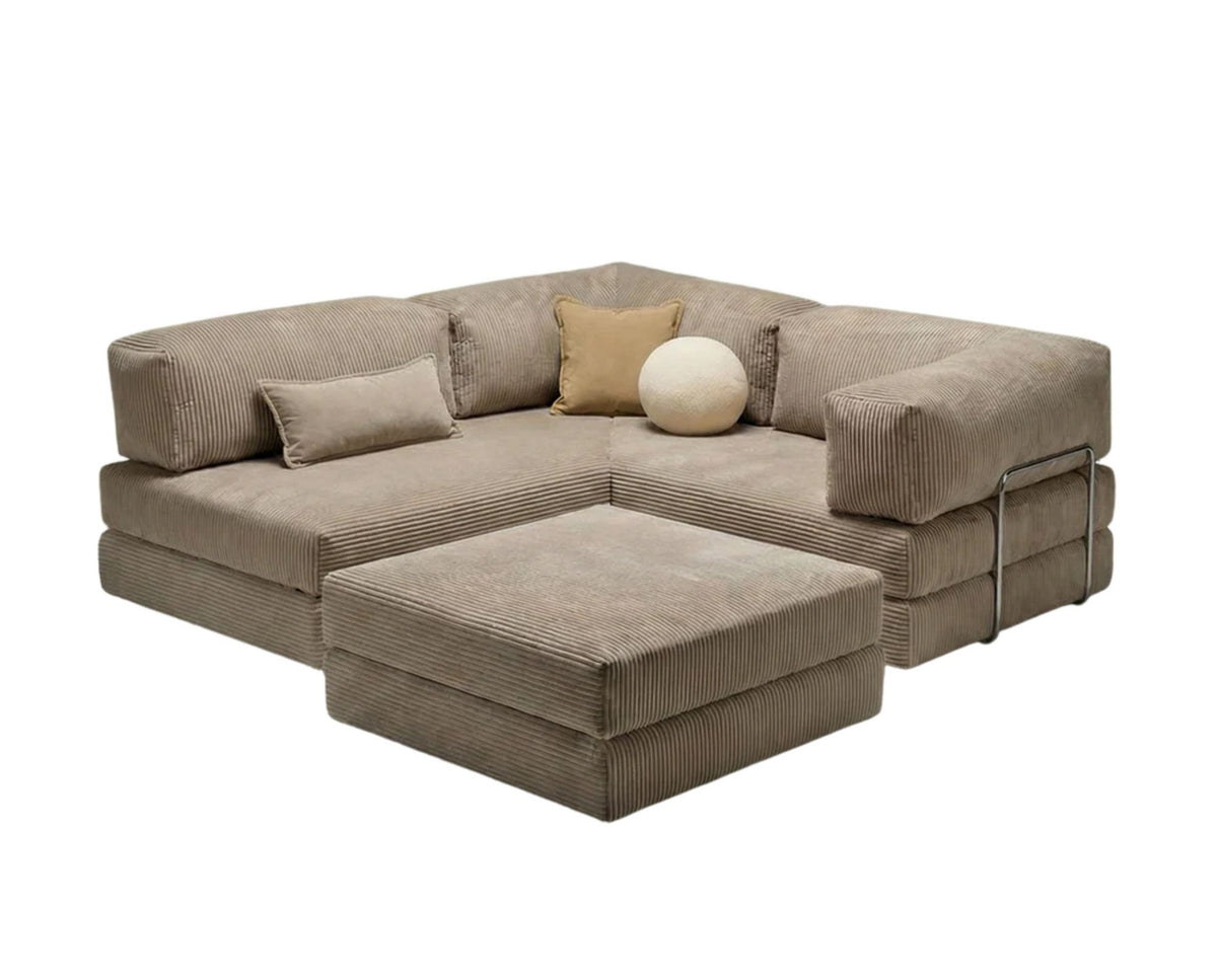 Beiges Eck-Schlafsofa Kanyon von Hanah Home aus geripptem Cord-Plüschstoff, L-Form mit vier Kissen, auf hellem Untergrund fotografiert.