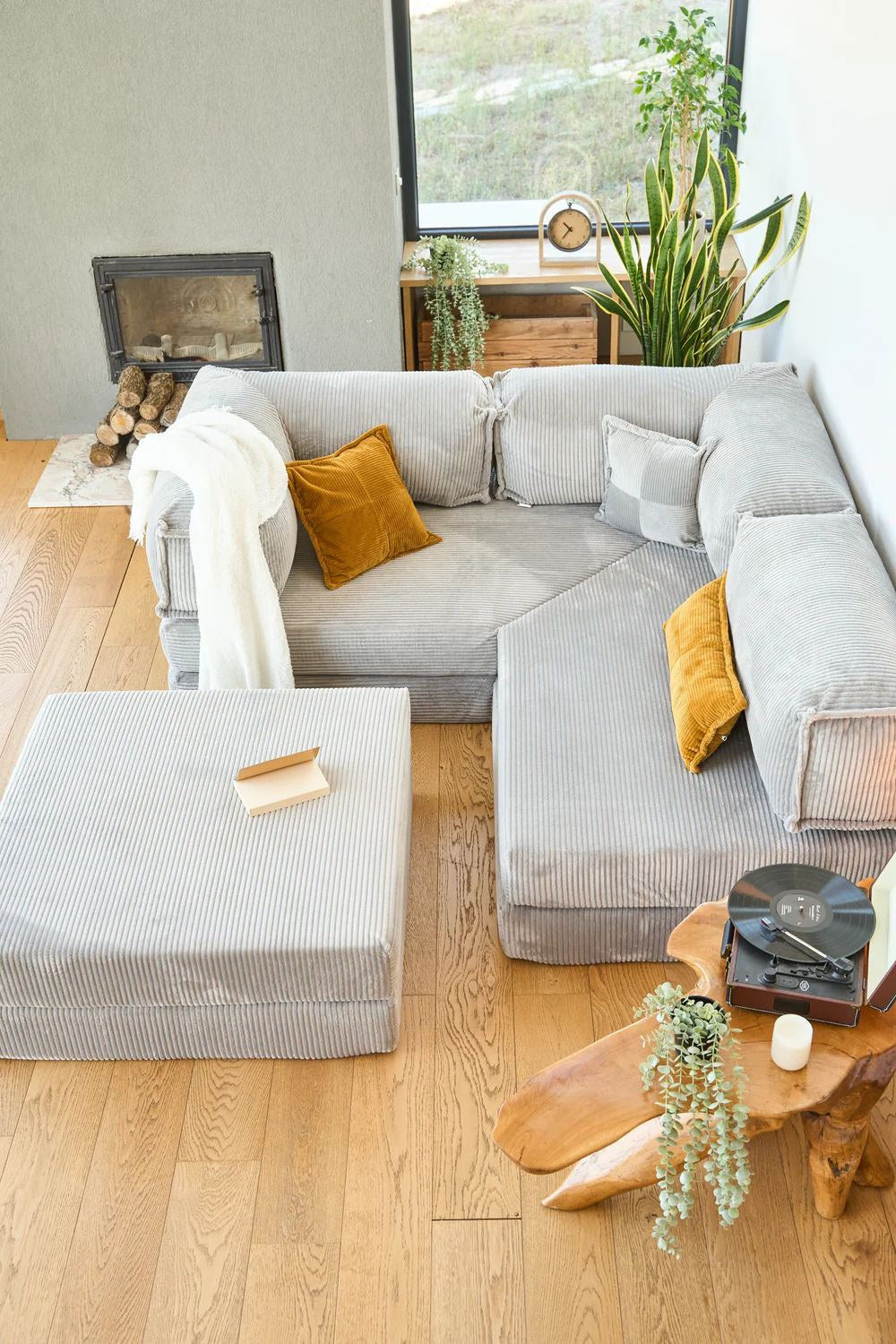 Hellgraues Eck-Schlafsofa Kanyon von Hanah Home aus Cord-Plüschstoff mit vier Kissen, Ecksofa-Form, Sitzhöhe 36 cm.