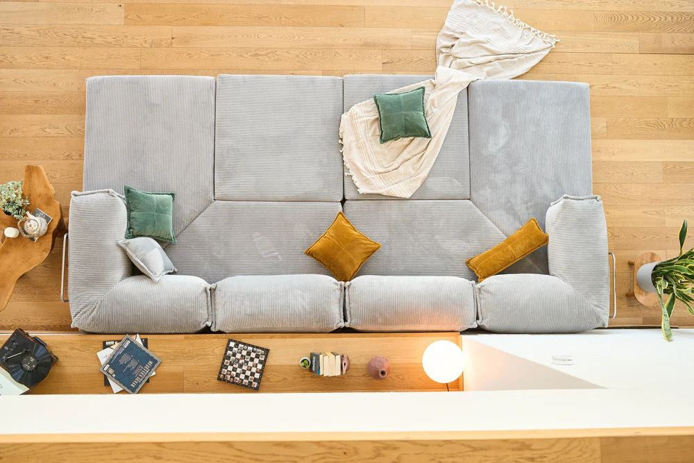 Hellgraues Eck-Schlafsofa Kanyon von Hanah Home aus Cord-Plüschstoff mit vier Kissen, Ecksofa-Form, Sitzhöhe 36 cm.