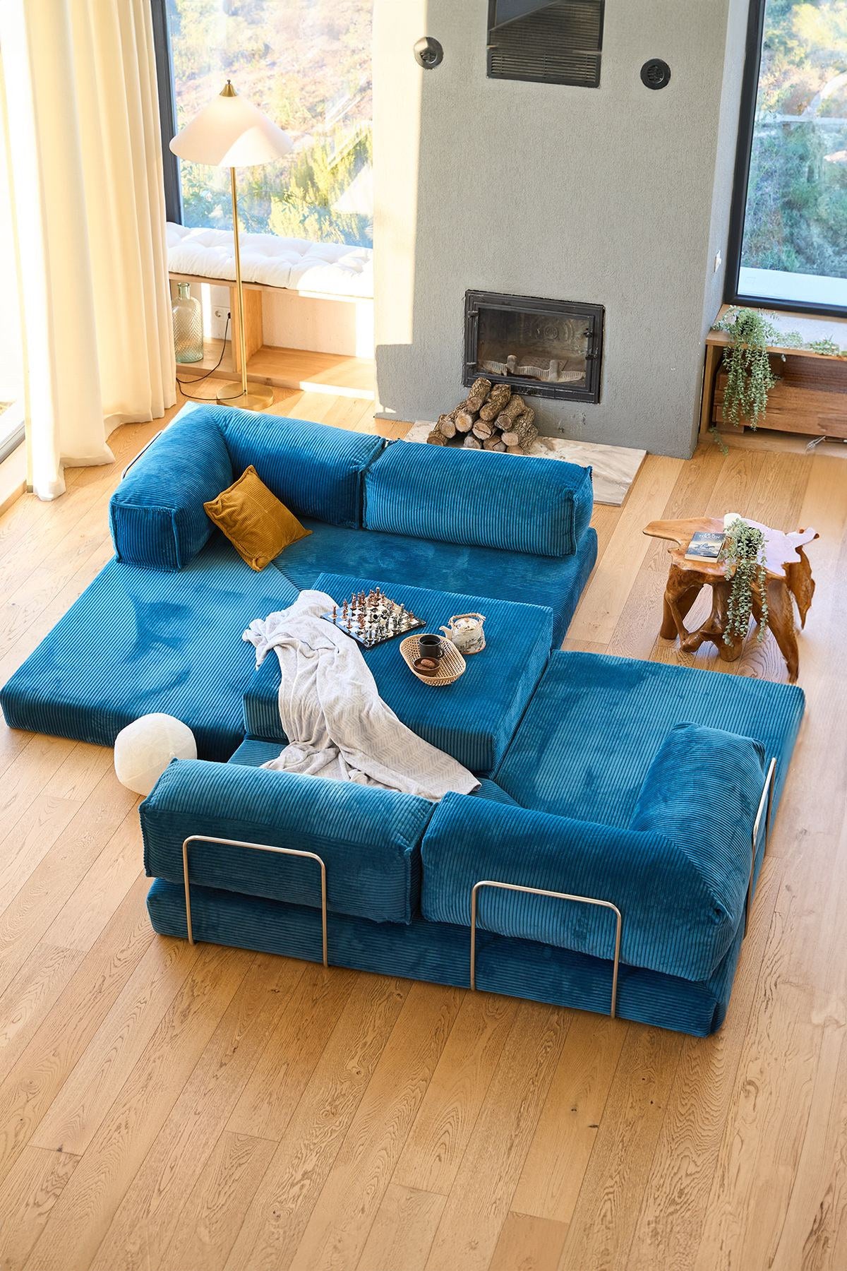 Kanyon Eck-Schlafsofa in Indigo von Hanah Home aus geripptem Cord-Plüschstoff, L-Form mit vier mitgelieferten Kissen.