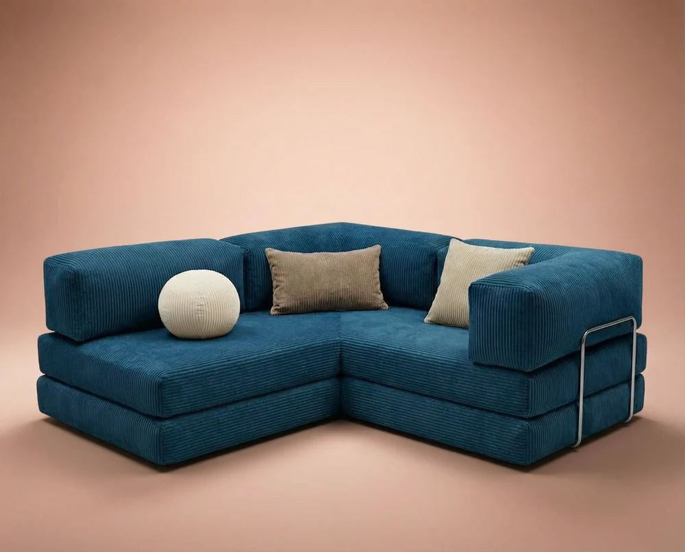 Kanyon Eck-Schlafsofa in Indigo von Hanah Home aus geripptem Cord-Plüschstoff, L-Form mit vier mitgelieferten Kissen.
