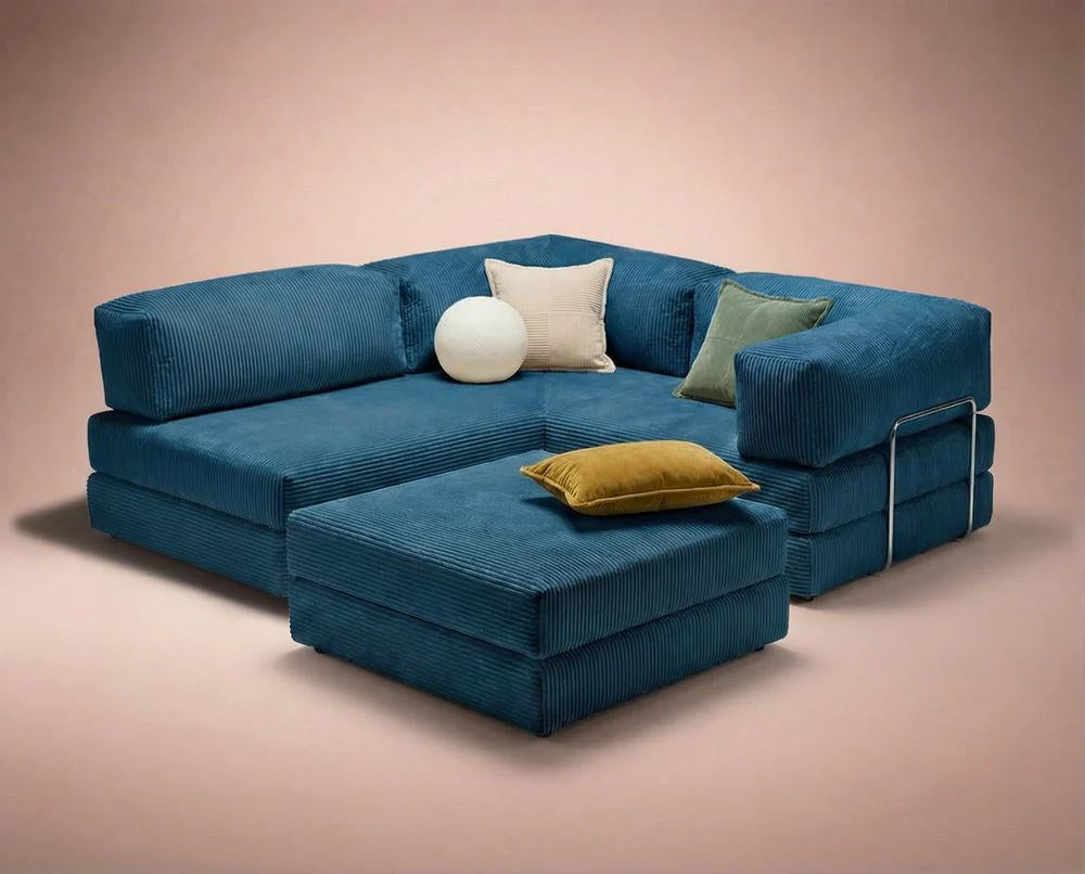 Kanyon Eck-Schlafsofa in Indigo von Hanah Home aus geripptem Cord-Plüschstoff, L-Form mit vier mitgelieferten Kissen.