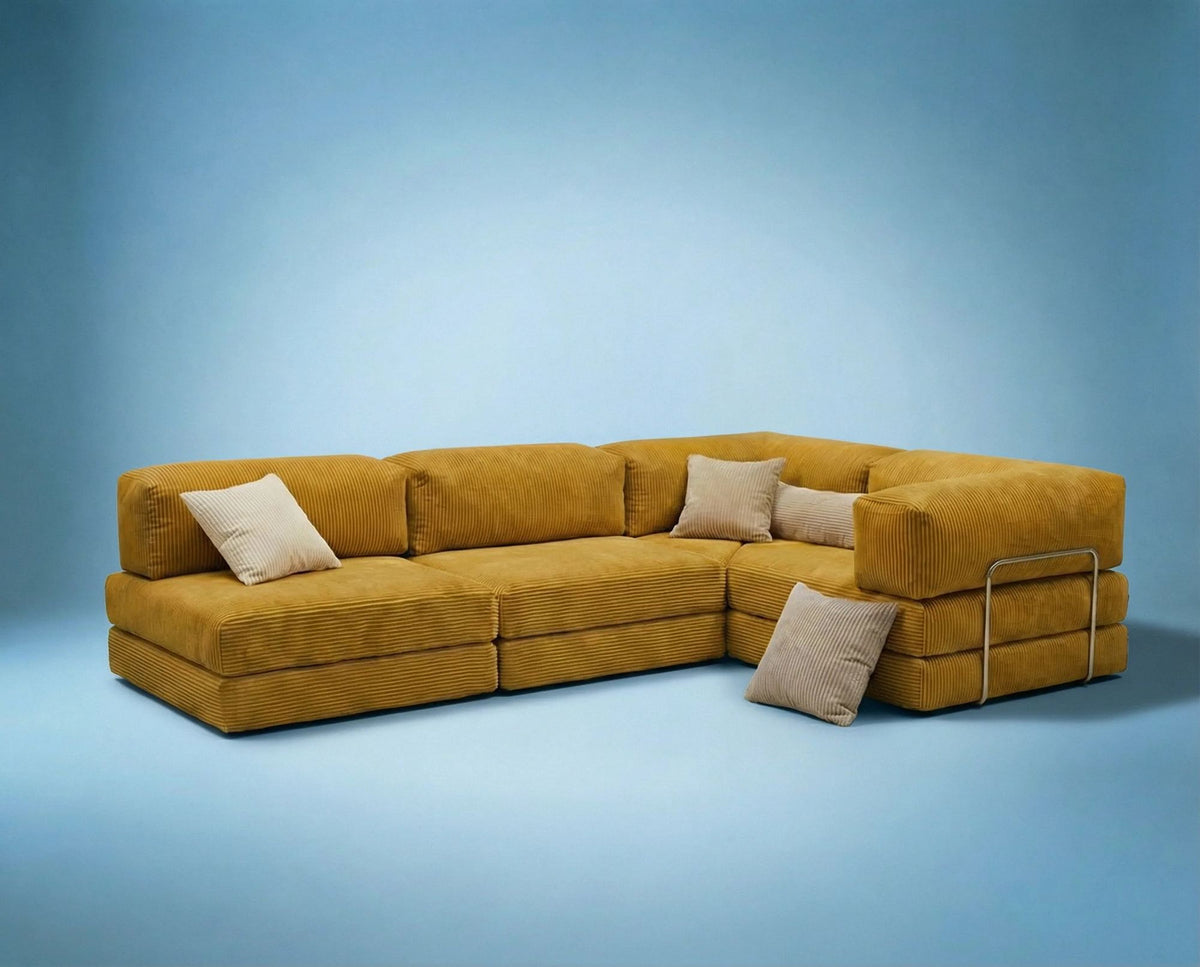Senfgelbes Eck-Schlafsofa Kanyon von Hanah Home aus geripptem Cord-Plüschstoff mit vier Kissen und rutschfester Sohle.