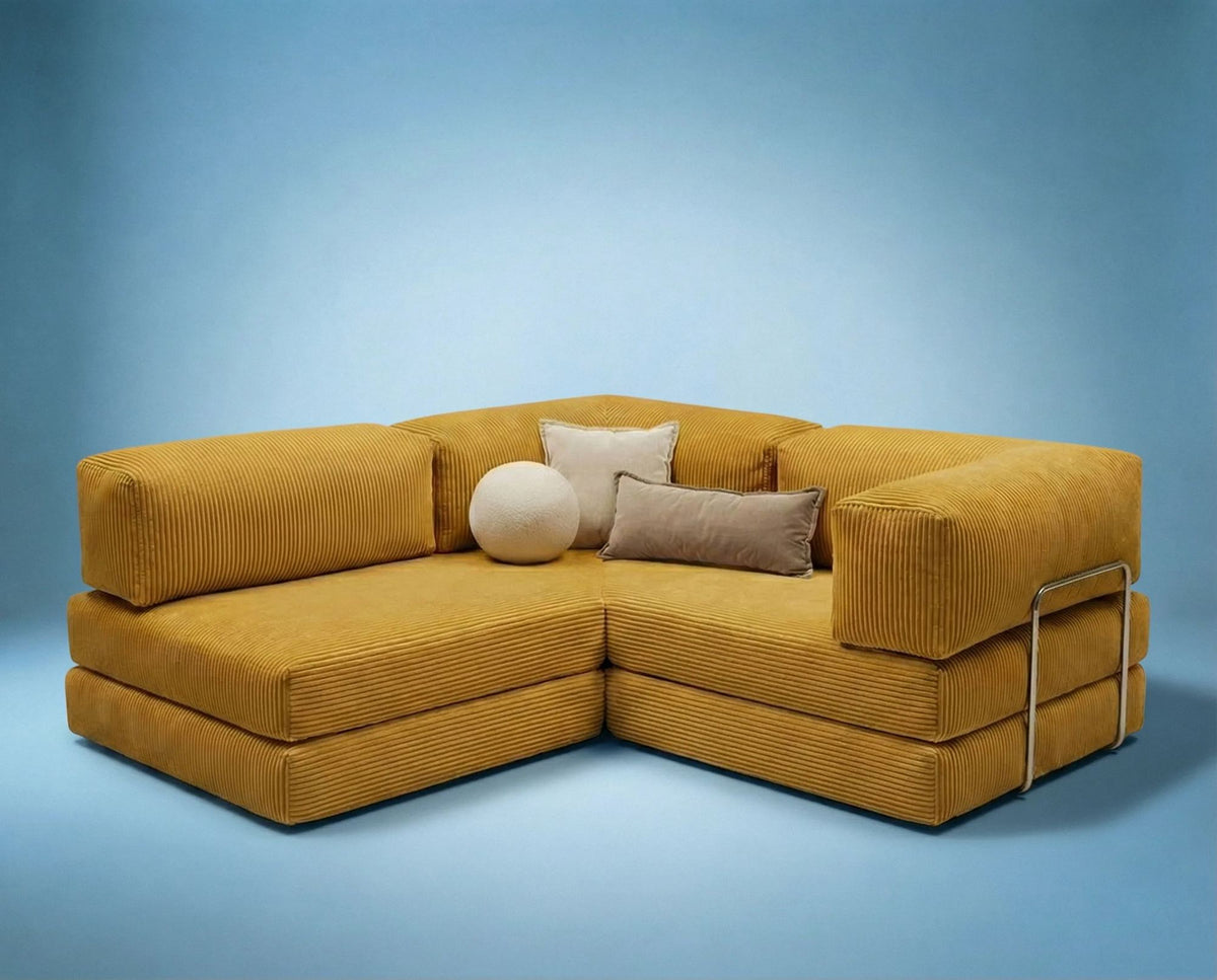 Senfgelbes Eck-Schlafsofa Kanyon von Hanah Home aus geripptem Cord-Plüschstoff mit vier Kissen und rutschfester Sohle.