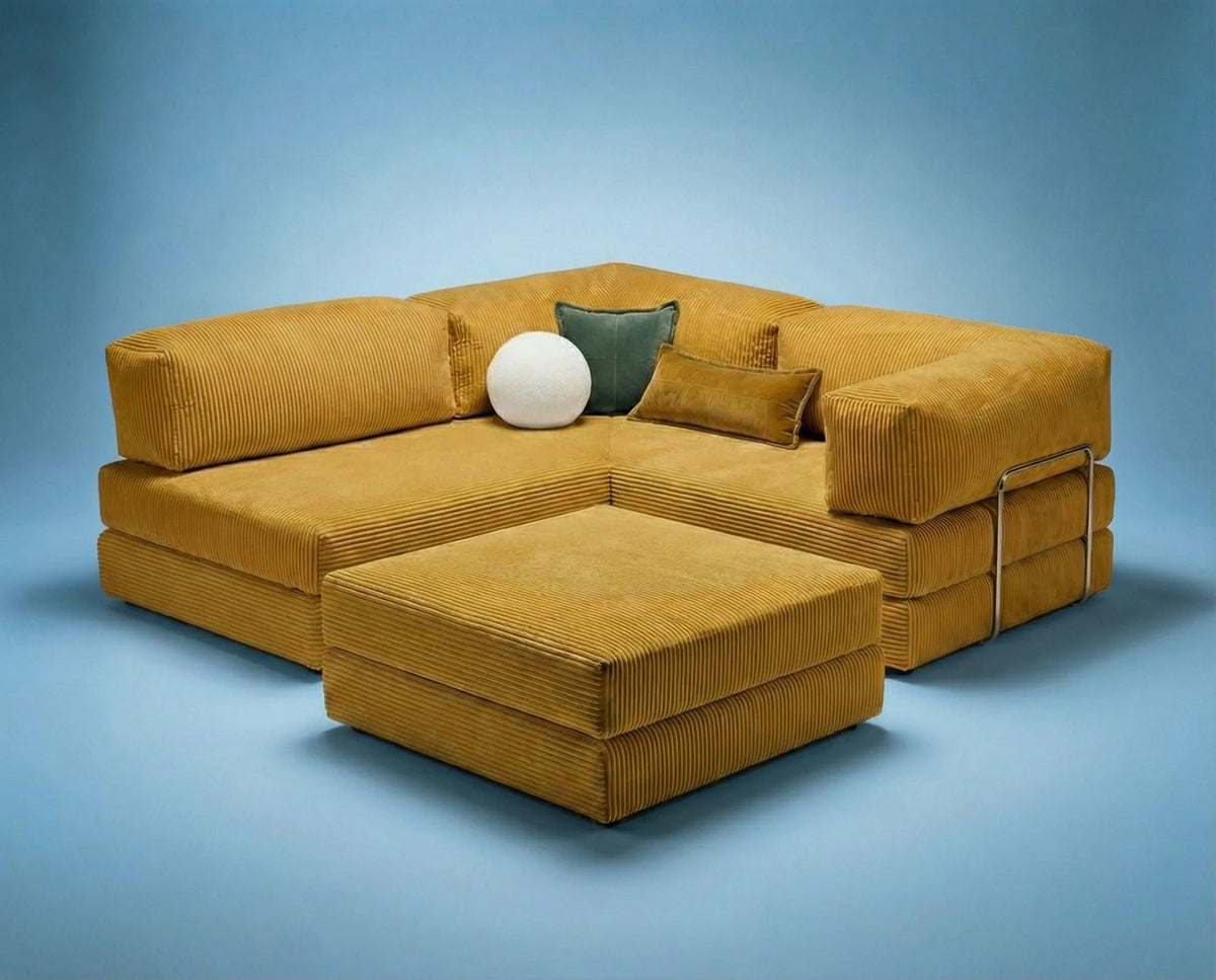 Senfgelbes Eck-Schlafsofa Kanyon von Hanah Home aus geripptem Cord-Plüschstoff mit vier Kissen und rutschfester Sohle.