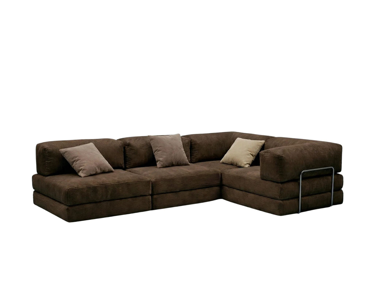 Braunes Eck-Schlafsofa aus Cord-Plüschstoff mit vier Kissen, rutschfester Sohle und abnehmbarem Bezug, Frontalansicht.